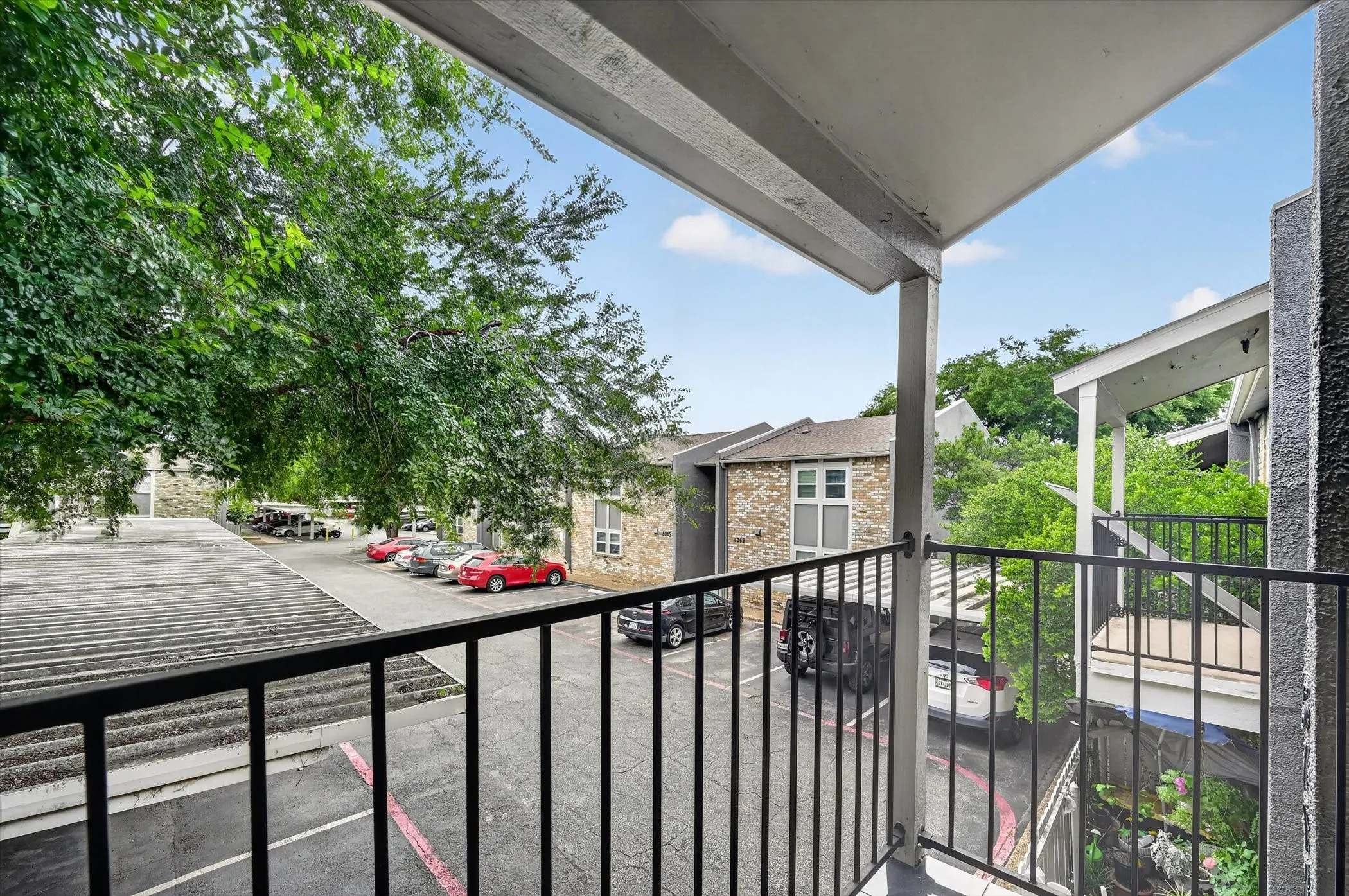 Condominium For Sale in Dallas County , 5111 Skillman Street 224, Dallas, Texas 75206, 2 Bedroom, 2 Bathroom, Garage spaces, 955 Sqft, built in 1970, mls#21300736, Real Estate Agent in Dallas, Homes For Sale in Dallas county, Homes For Sale in Dallas, Realtor in Dallas Texas, Real Estate Brokerage Independent Realty Texas, Luminita Cordes Realtor