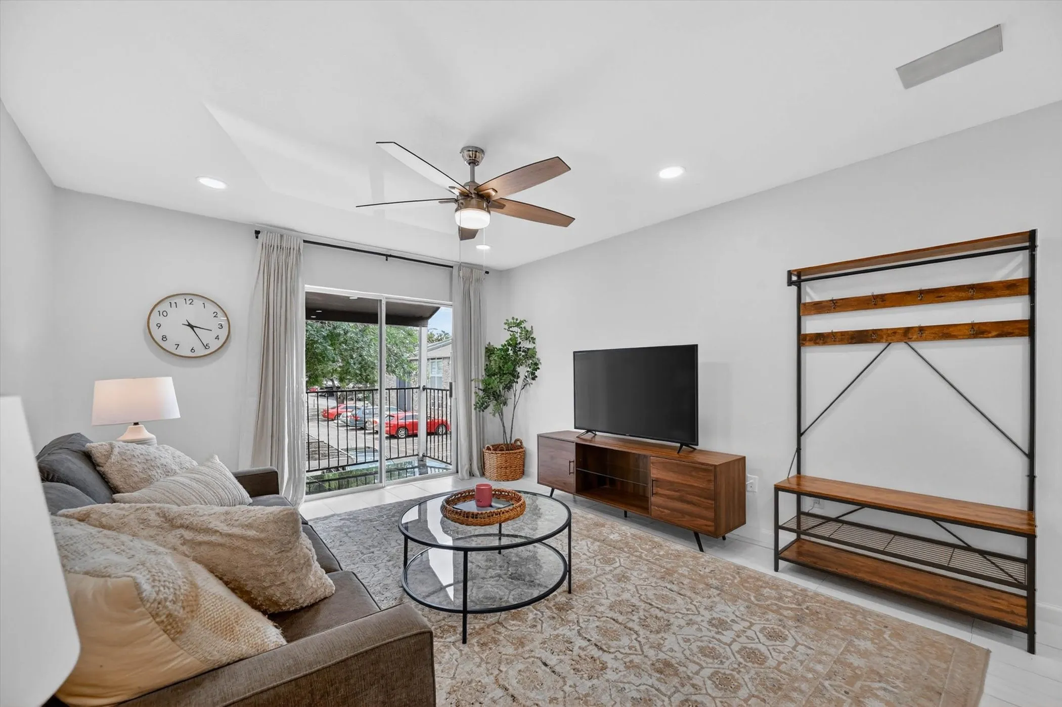 Condominium For Sale in Dallas County , 5111 Skillman Street 224, Dallas, Texas 75206, 2 Bedroom, 2 Bathroom, Garage spaces, 955 Sqft, built in 1970, mls#21300736, Real Estate Agent in Dallas, Homes For Sale in Dallas county, Homes For Sale in Dallas, Realtor in Dallas Texas, Real Estate Brokerage Independent Realty Texas, Luminita Cordes Realtor