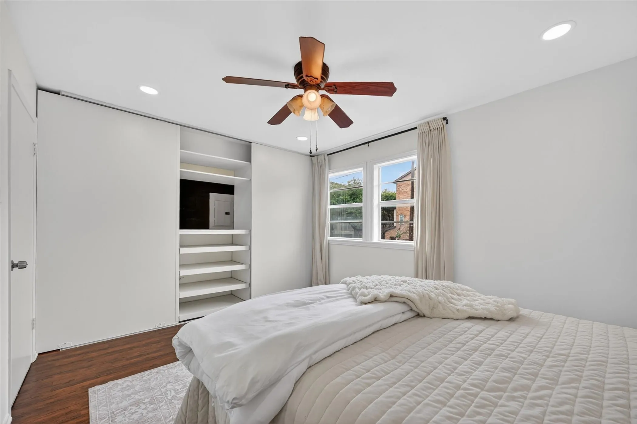 Condominium For Sale in Dallas County , 5111 Skillman Street 224, Dallas, Texas 75206, 2 Bedroom, 2 Bathroom, Garage spaces, 955 Sqft, built in 1970, mls#21300736, Real Estate Agent in Dallas, Homes For Sale in Dallas county, Homes For Sale in Dallas, Realtor in Dallas Texas, Real Estate Brokerage Independent Realty Texas, Luminita Cordes Realtor