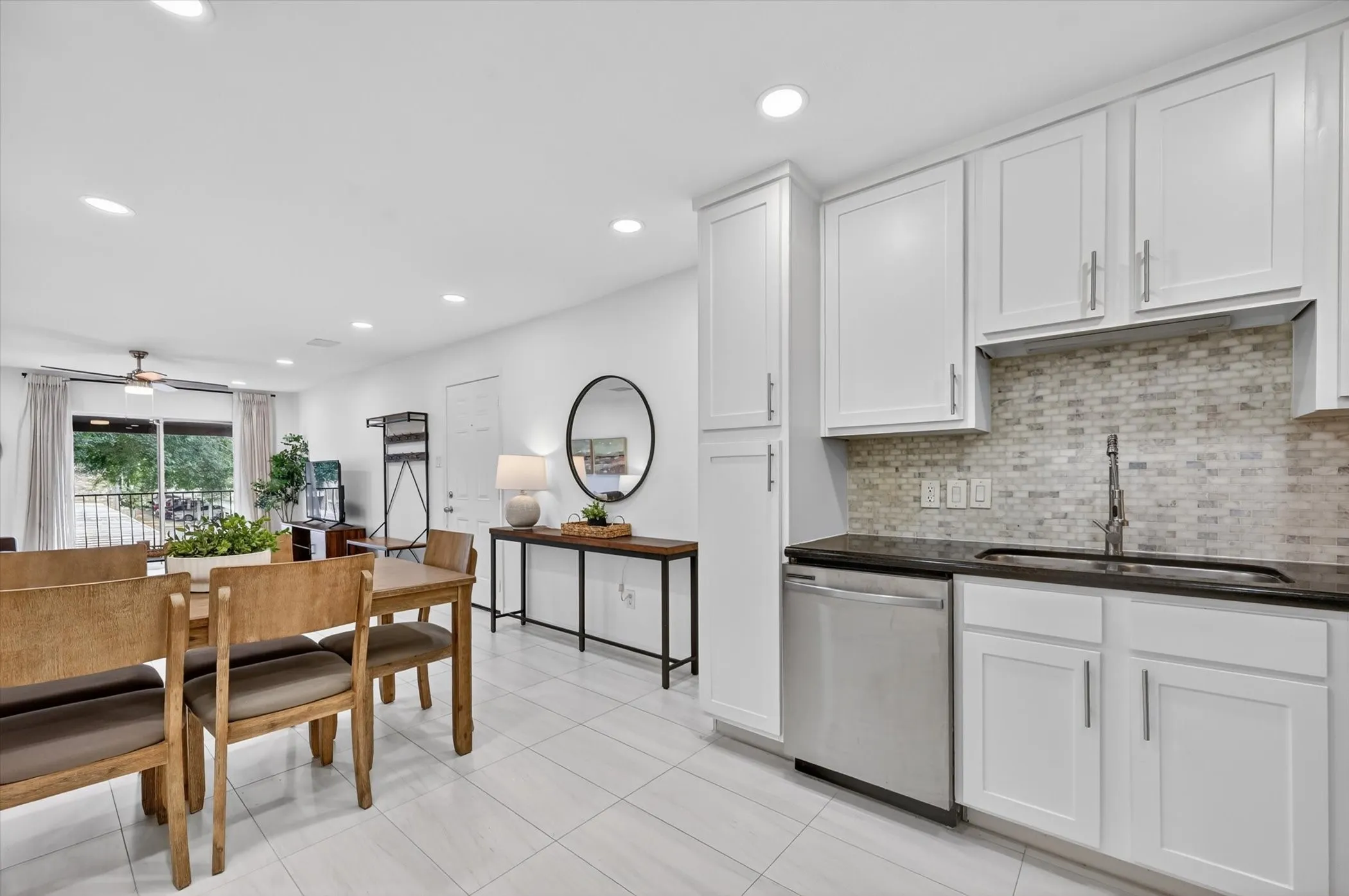 Condominium For Sale in Dallas County , 5111 Skillman Street 224, Dallas, Texas 75206, 2 Bedroom, 2 Bathroom, Garage spaces, 955 Sqft, built in 1970, mls#21300736, Real Estate Agent in Dallas, Homes For Sale in Dallas county, Homes For Sale in Dallas, Realtor in Dallas Texas, Real Estate Brokerage Independent Realty Texas, Luminita Cordes Realtor