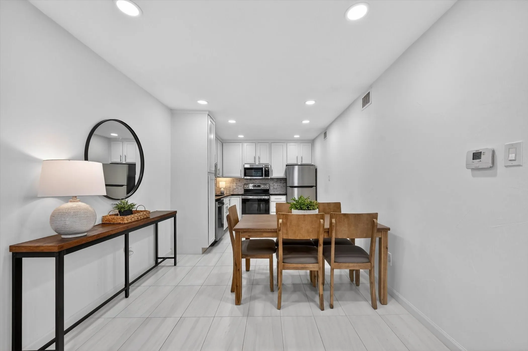 Condominium For Sale in Dallas County , 5111 Skillman Street 224, Dallas, Texas 75206, 2 Bedroom, 2 Bathroom, Garage spaces, 955 Sqft, built in 1970, mls#21300736, Real Estate Agent in Dallas, Homes For Sale in Dallas county, Homes For Sale in Dallas, Realtor in Dallas Texas, Real Estate Brokerage Independent Realty Texas, Luminita Cordes Realtor