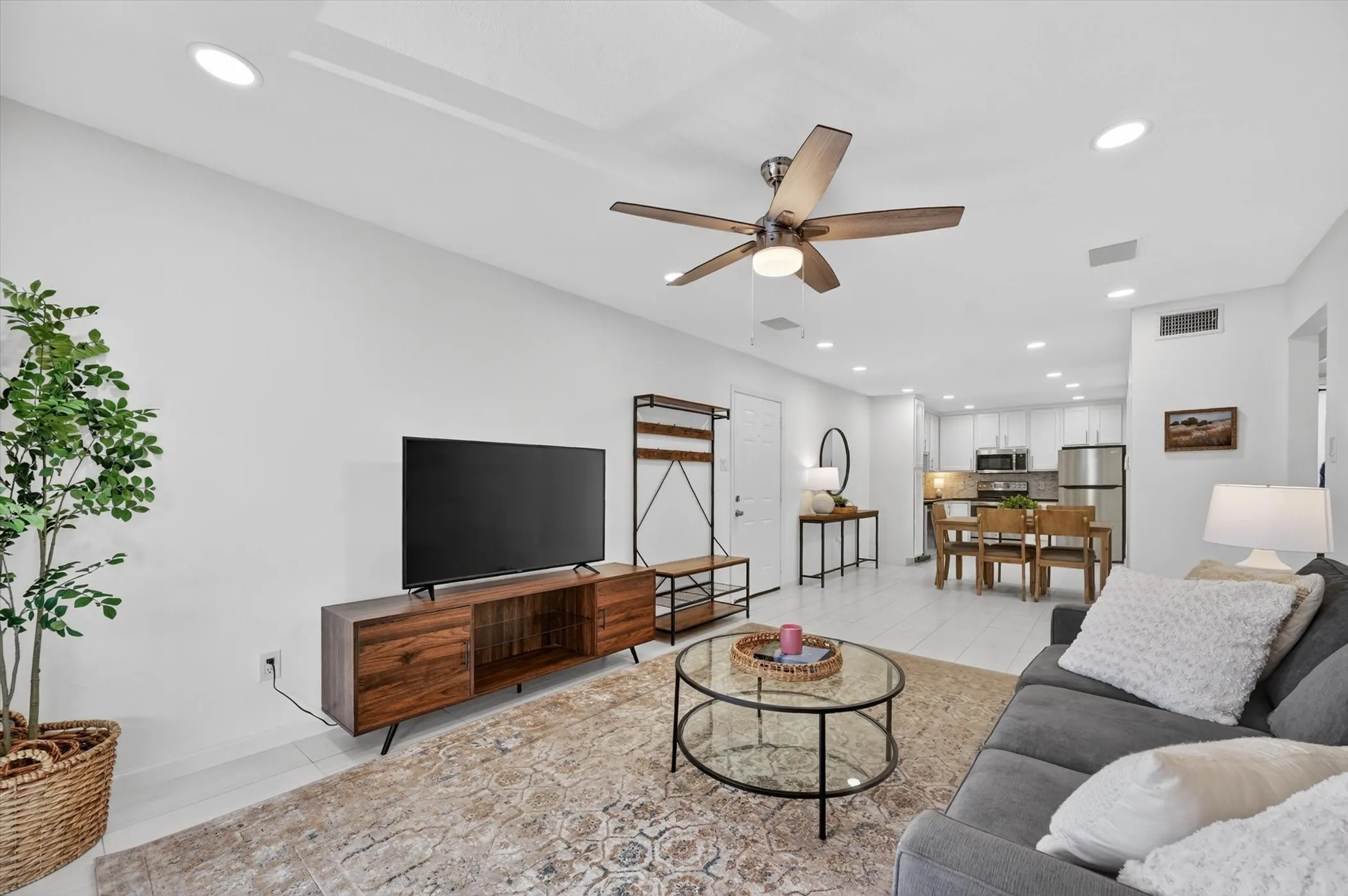Condominium For Sale in Dallas County , 5111 Skillman Street 224, Dallas, Texas 75206, 2 Bedroom, 2 Bathroom, Garage spaces, 955 Sqft, built in 1970, mls#21300736, Real Estate Agent in Dallas, Homes For Sale in Dallas county, Homes For Sale in Dallas, Realtor in Dallas Texas, Real Estate Brokerage Independent Realty Texas, Luminita Cordes Realtor