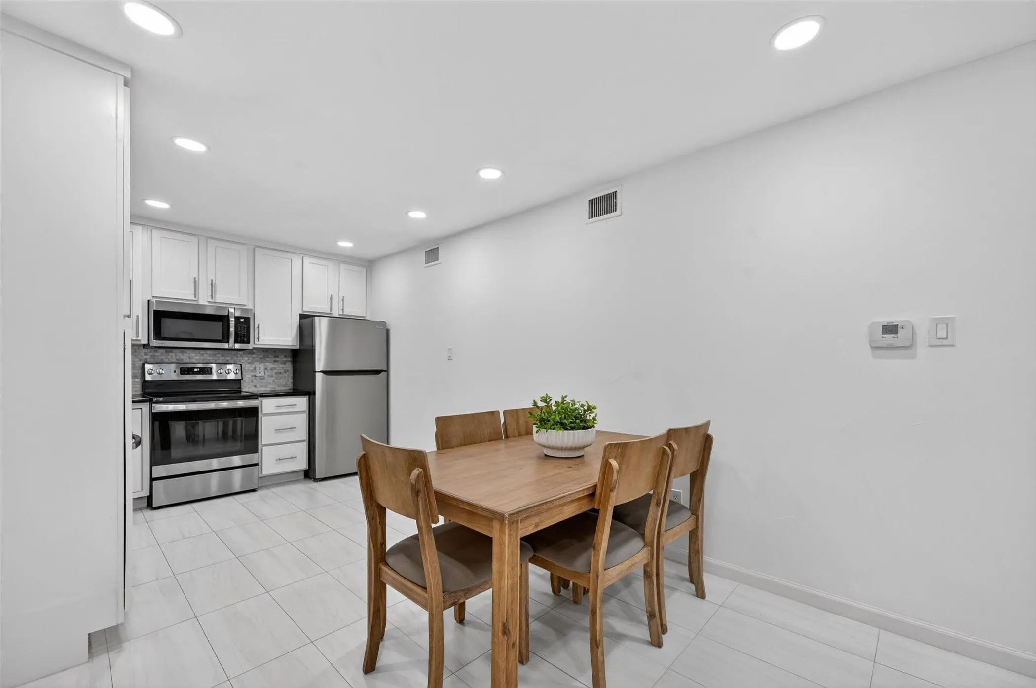 Condominium For Sale in Dallas County , 5111 Skillman Street 224, Dallas, Texas 75206, 2 Bedroom, 2 Bathroom, Garage spaces, 955 Sqft, built in 1970, mls#21300736, Real Estate Agent in Dallas, Homes For Sale in Dallas county, Homes For Sale in Dallas, Realtor in Dallas Texas, Real Estate Brokerage Independent Realty Texas, Luminita Cordes Realtor