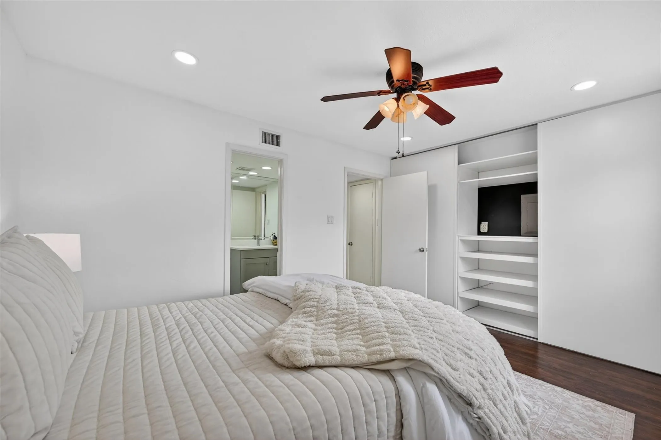 Condominium For Sale in Dallas County , 5111 Skillman Street 224, Dallas, Texas 75206, 2 Bedroom, 2 Bathroom, Garage spaces, 955 Sqft, built in 1970, mls#21300736, Real Estate Agent in Dallas, Homes For Sale in Dallas county, Homes For Sale in Dallas, Realtor in Dallas Texas, Real Estate Brokerage Independent Realty Texas, Luminita Cordes Realtor