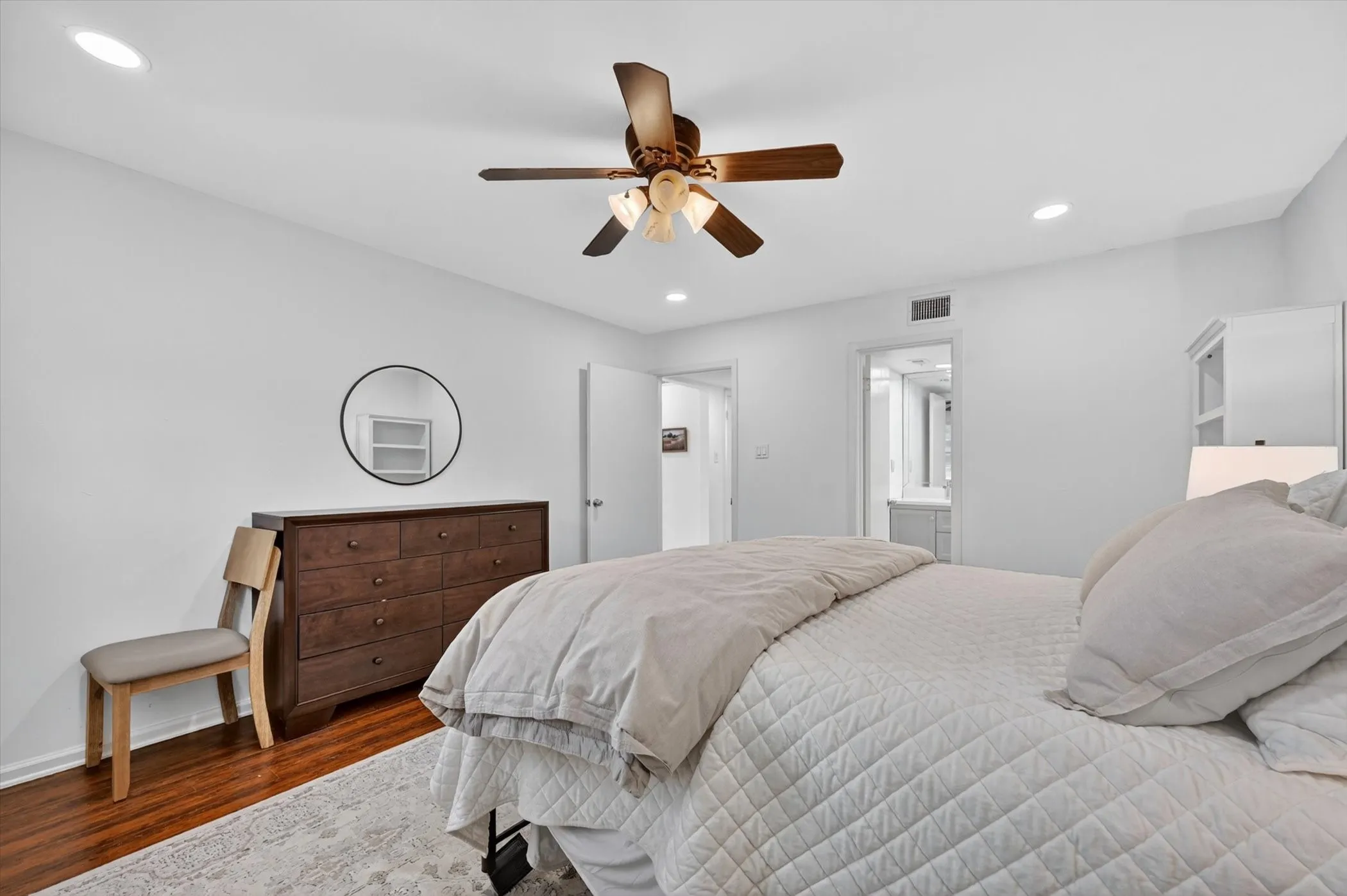 Condominium For Sale in Dallas County , 5111 Skillman Street 224, Dallas, Texas 75206, 2 Bedroom, 2 Bathroom, Garage spaces, 955 Sqft, built in 1970, mls#21300736, Real Estate Agent in Dallas, Homes For Sale in Dallas county, Homes For Sale in Dallas, Realtor in Dallas Texas, Real Estate Brokerage Independent Realty Texas, Luminita Cordes Realtor