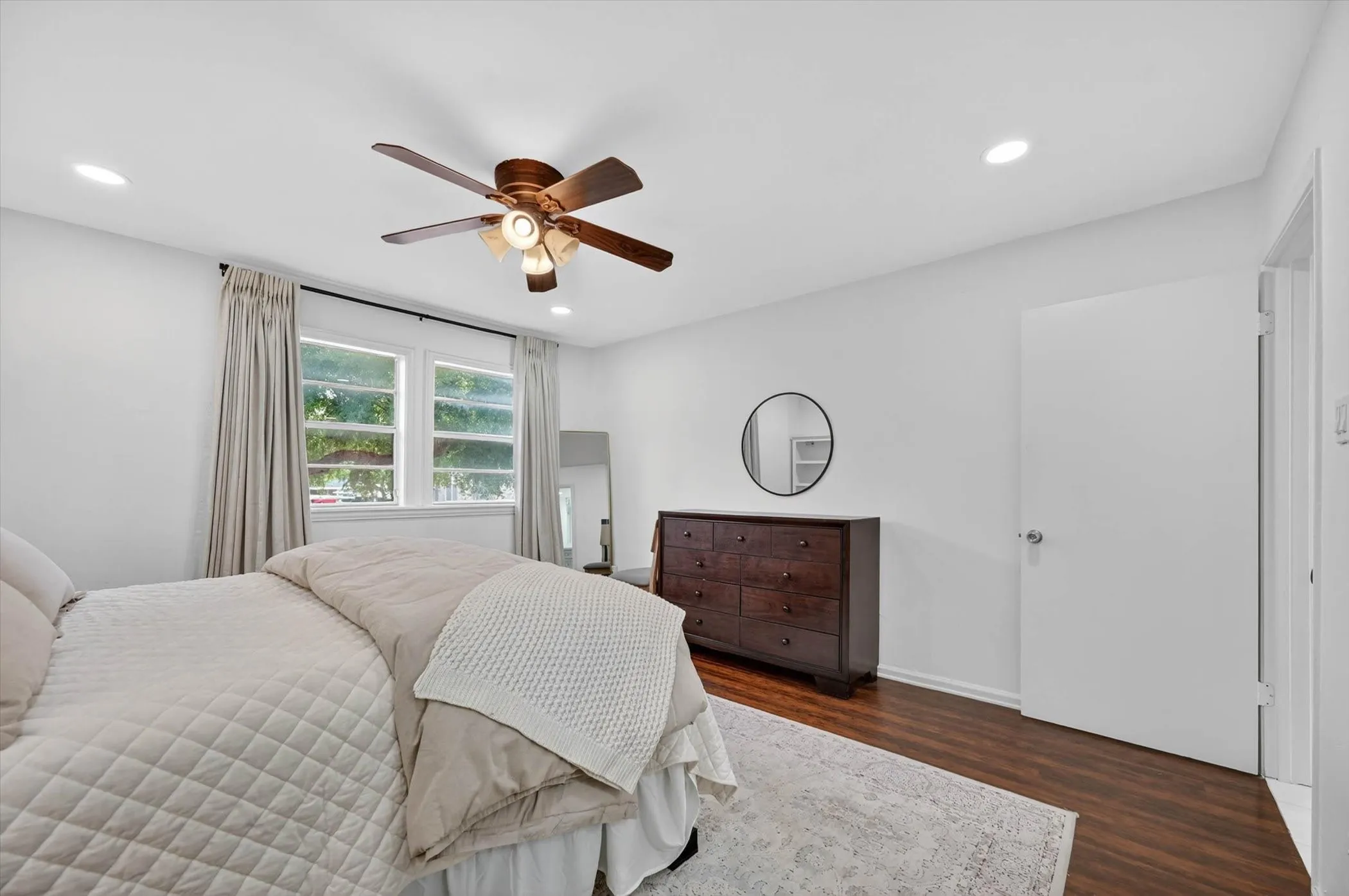 Condominium For Sale in Dallas County , 5111 Skillman Street 224, Dallas, Texas 75206, 2 Bedroom, 2 Bathroom, Garage spaces, 955 Sqft, built in 1970, mls#21300736, Real Estate Agent in Dallas, Homes For Sale in Dallas county, Homes For Sale in Dallas, Realtor in Dallas Texas, Real Estate Brokerage Independent Realty Texas, Luminita Cordes Realtor