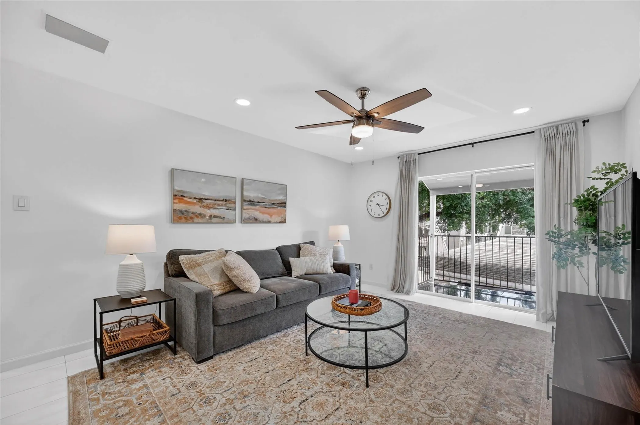 Condominium For Sale in Dallas County , 5111 Skillman Street 224, Dallas, Texas 75206, 2 Bedroom, 2 Bathroom, Garage spaces, 955 Sqft, built in 1970, mls#21300736, Real Estate Agent in Dallas, Homes For Sale in Dallas county, Homes For Sale in Dallas, Realtor in Dallas Texas, Real Estate Brokerage Independent Realty Texas, Luminita Cordes Realtor