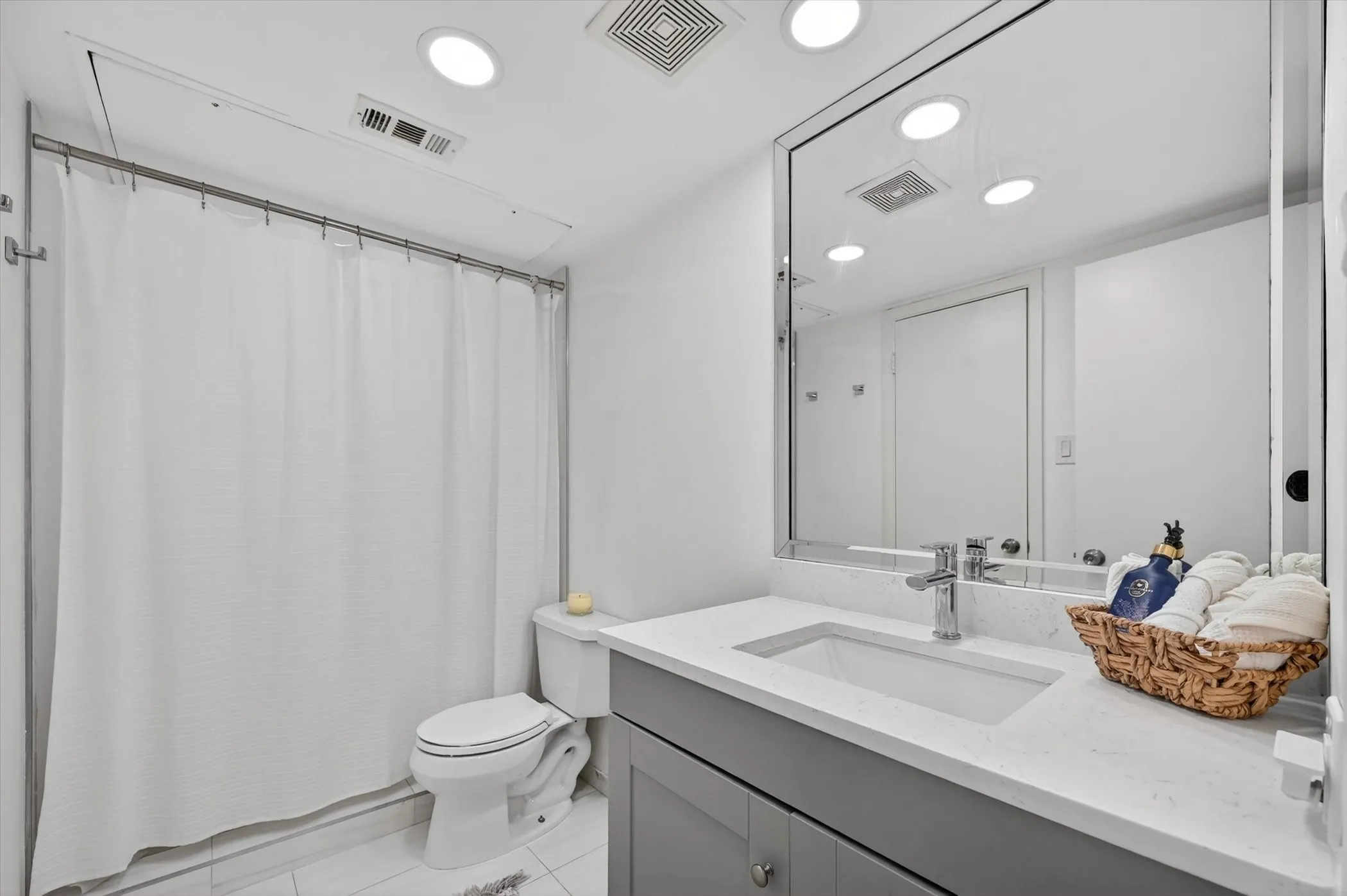 Condominium For Sale in Dallas County , 5111 Skillman Street 224, Dallas, Texas 75206, 2 Bedroom, 2 Bathroom, Garage spaces, 955 Sqft, built in 1970, mls#21300736, Real Estate Agent in Dallas, Homes For Sale in Dallas county, Homes For Sale in Dallas, Realtor in Dallas Texas, Real Estate Brokerage Independent Realty Texas, Luminita Cordes Realtor