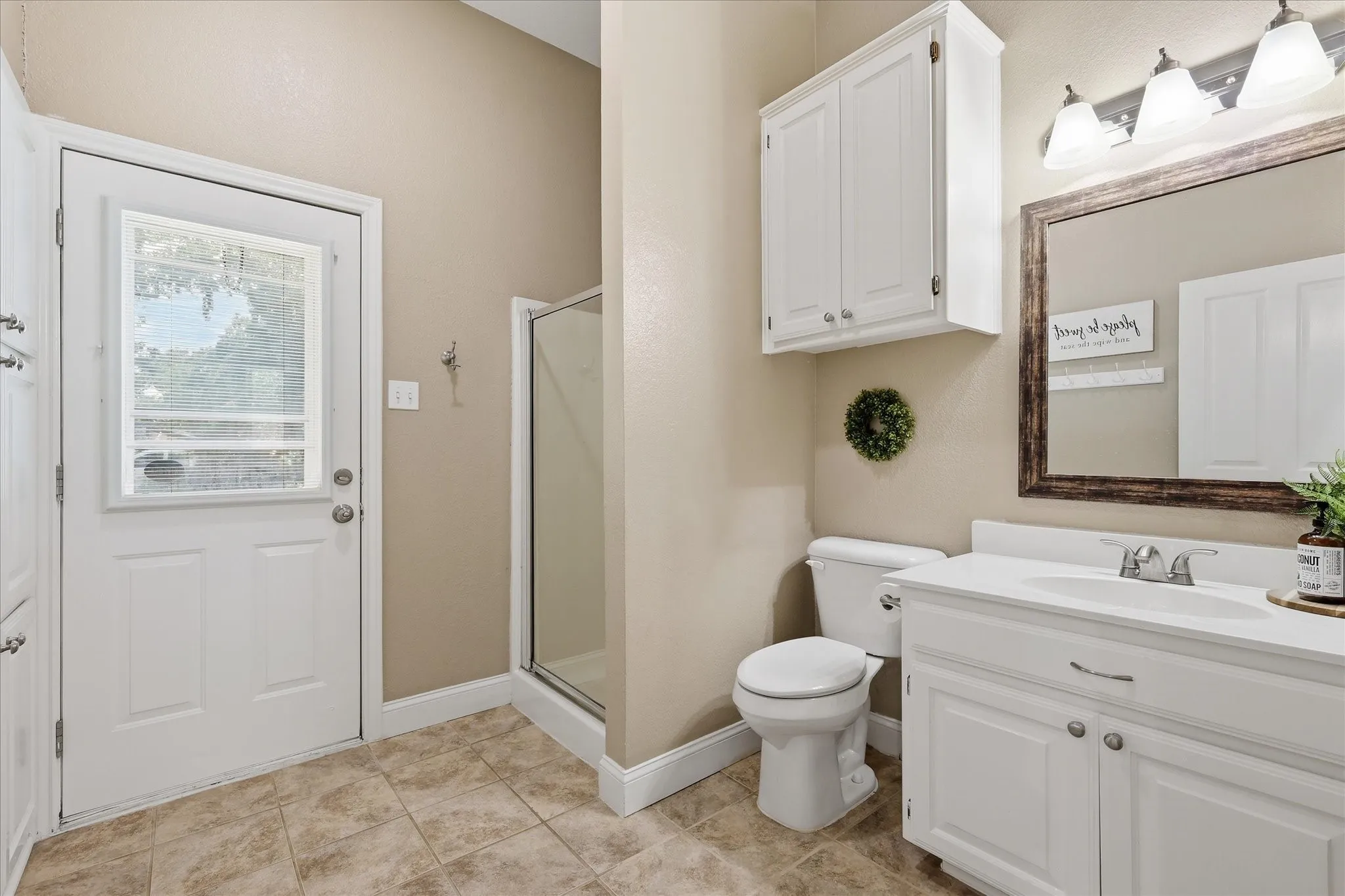 Guest full bath with door to pool and to hall to Kitchen, Laudry, Garage