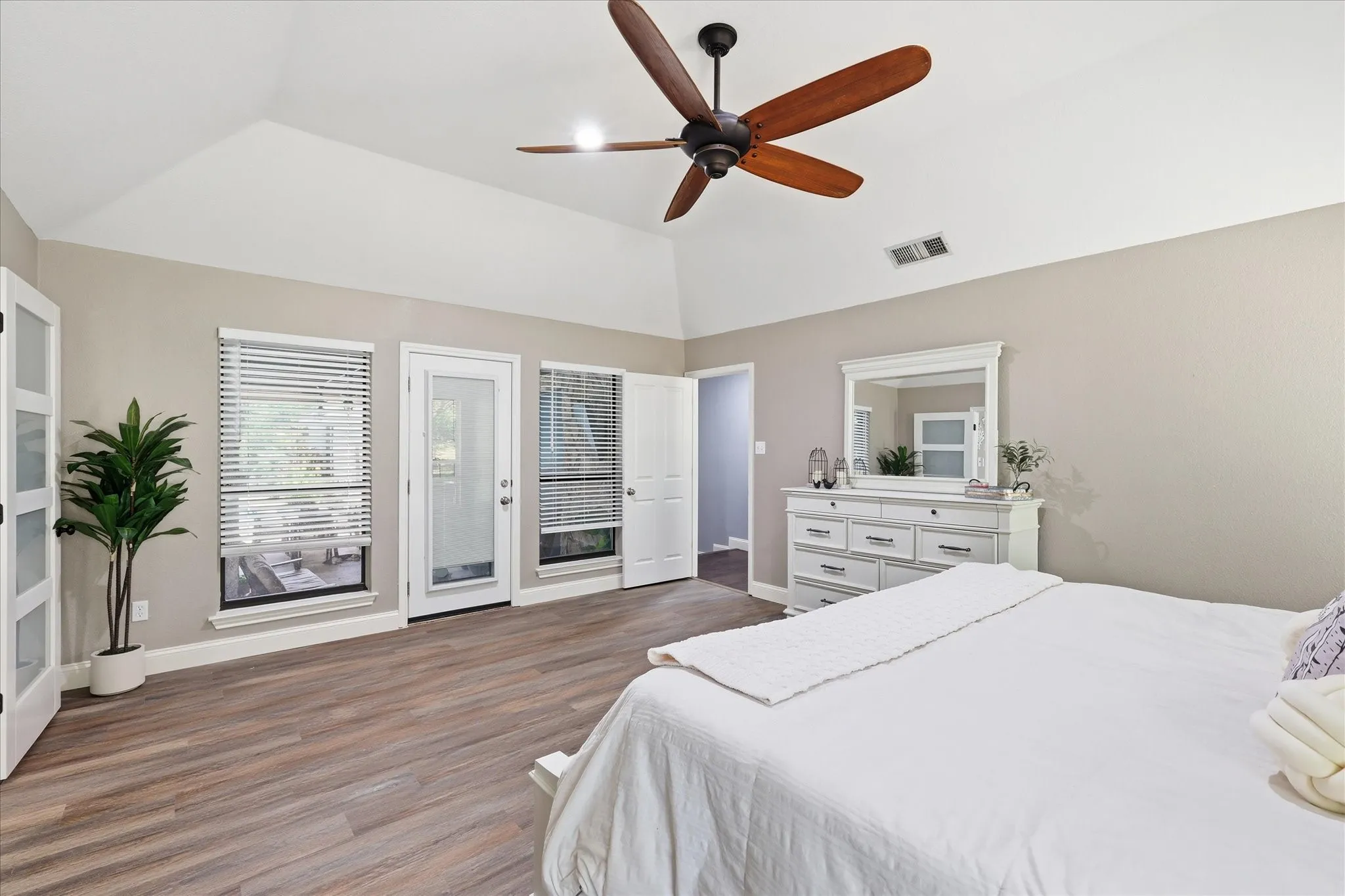 Single Family Residence For Sale in Johnson County , 10308 Lisa Jean Drive, Crowley, Texas 76036, 4 Bedroom, 4 Bathroom, 3 Garage spaces, 3,362 Sqft, built in 1993, mls#21296681, Real Estate Agent in Crowley, Homes For Sale in Johnson county, Homes For Sale in Crowley, Realtor in Crowley Texas, Real Estate Brokerage Independent Realty Texas, Luminita Cordes Realtor