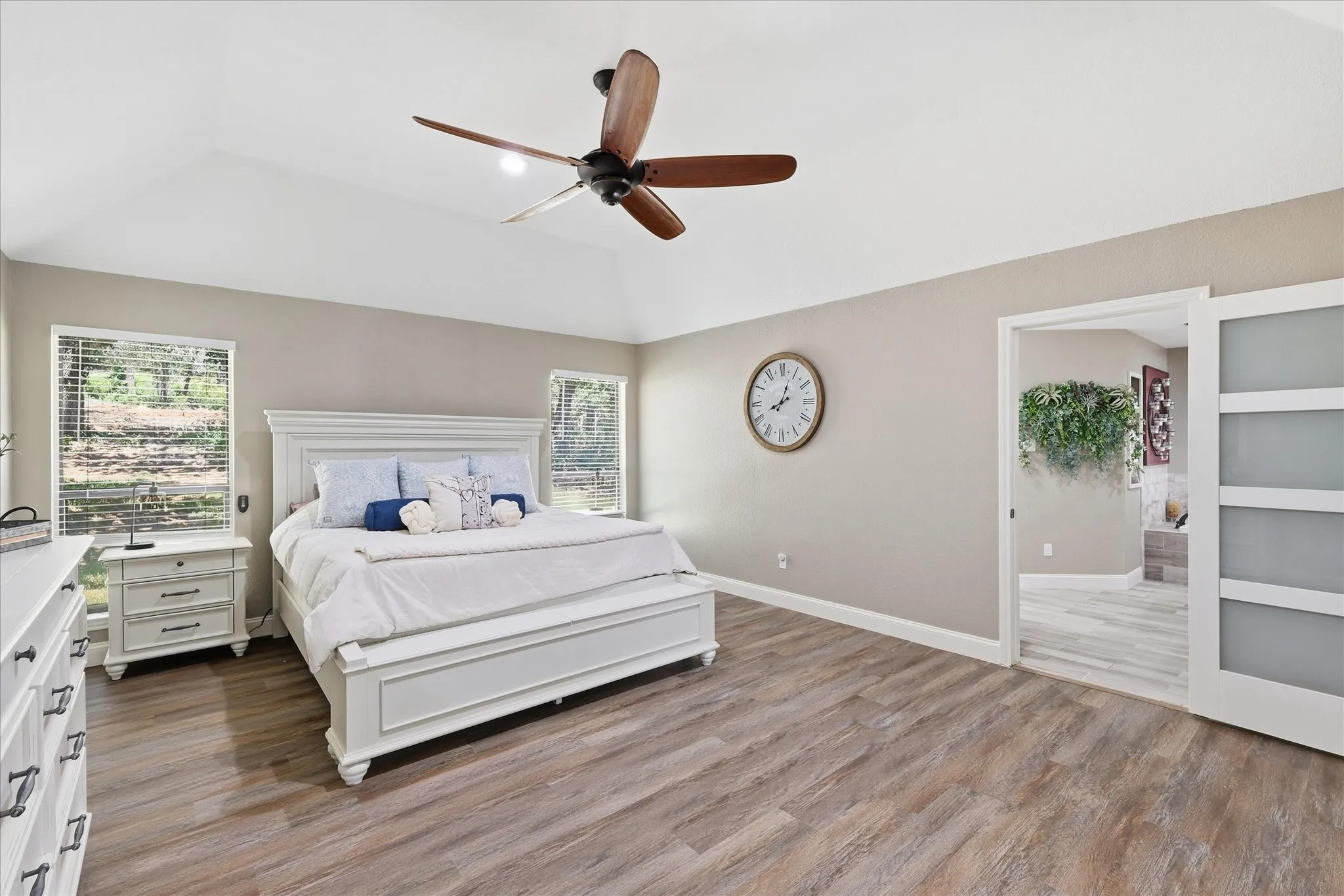 Single Family Residence For Sale in Johnson County , 10308 Lisa Jean Drive, Crowley, Texas 76036, 4 Bedroom, 4 Bathroom, 3 Garage spaces, 3,362 Sqft, built in 1993, mls#21296681, Real Estate Agent in Crowley, Homes For Sale in Johnson county, Homes For Sale in Crowley, Realtor in Crowley Texas, Real Estate Brokerage Independent Realty Texas, Luminita Cordes Realtor