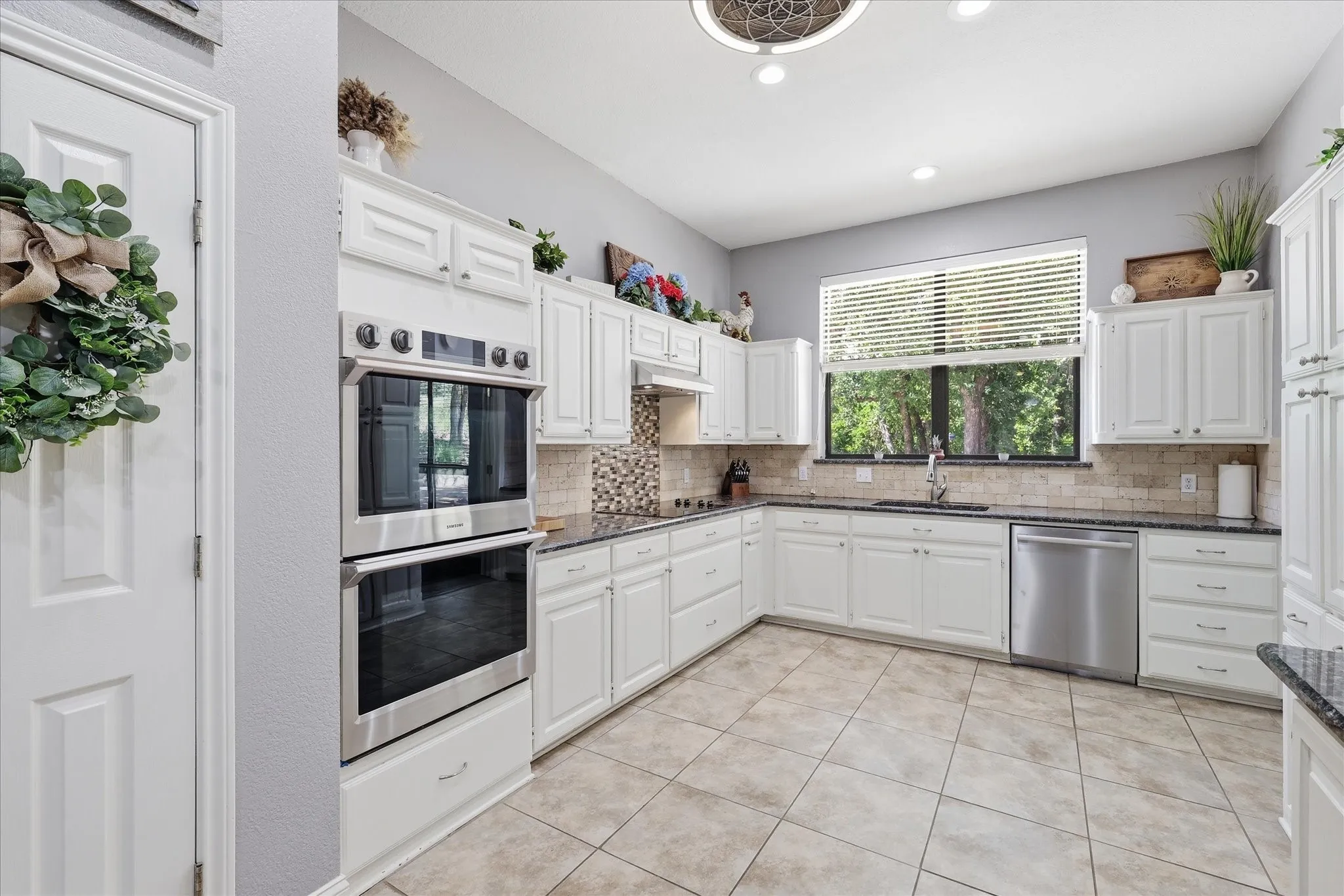 Single Family Residence For Sale in Johnson County , 10308 Lisa Jean Drive, Crowley, Texas 76036, 4 Bedroom, 4 Bathroom, 3 Garage spaces, 3,362 Sqft, built in 1993, mls#21296681, Real Estate Agent in Crowley, Homes For Sale in Johnson county, Homes For Sale in Crowley, Realtor in Crowley Texas, Real Estate Brokerage Independent Realty Texas, Luminita Cordes Realtor