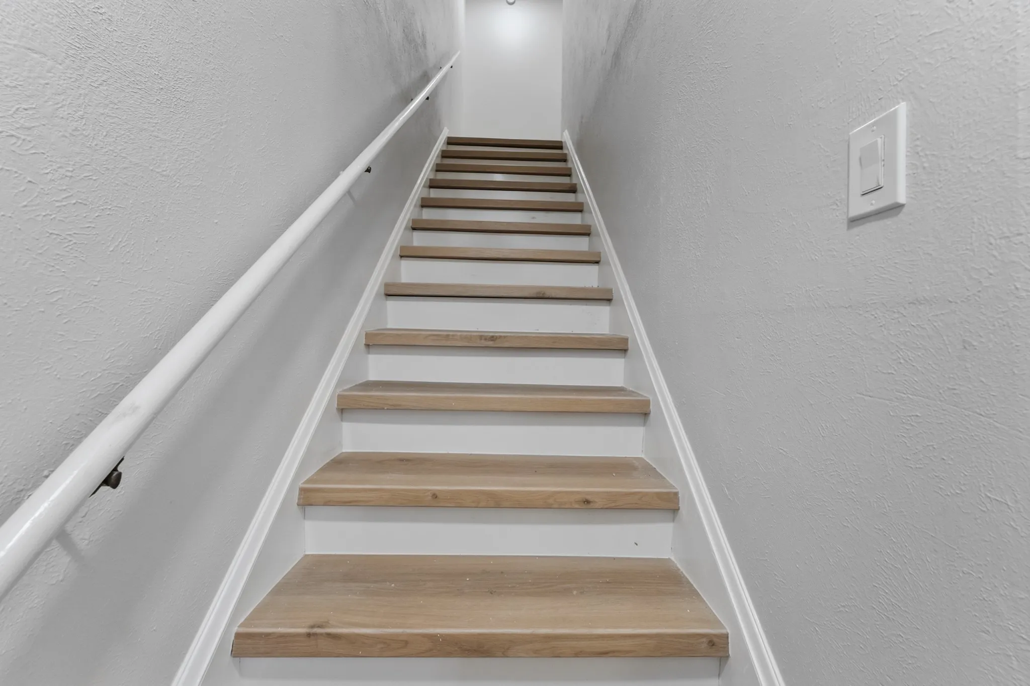 Condominium For Sale in Dallas County , 7620 Riverbrook Drive, Dallas, Texas 75230, 3 Bedroom, 3 Bathroom, Garage spaces, 1,535 Sqft, built in 1969, mls#21287660, Real Estate Agent in Dallas, Homes For Sale in Dallas county, Homes For Sale in Dallas, Realtor in Dallas Texas, Real Estate Brokerage Independent Realty Texas, Luminita Cordes Realtor