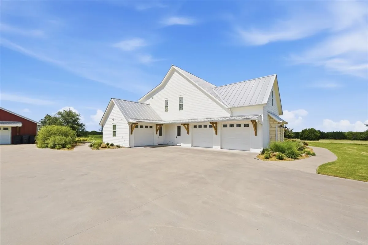 Farm For Sale in Mc Lennan County , 1775 Culpepper, China Spring, Texas 76633, 6 Bedroom, 5 Bathroom, 4 Garage spaces, 4,229 Sqft, built in 2017, mls#21300286, Real Estate Agent in China Spring, Homes For Sale in Mc Lennan county, Homes For Sale in China Spring, Realtor in China Spring Texas, Real Estate Brokerage Independent Realty Texas, Luminita Cordes Realtor