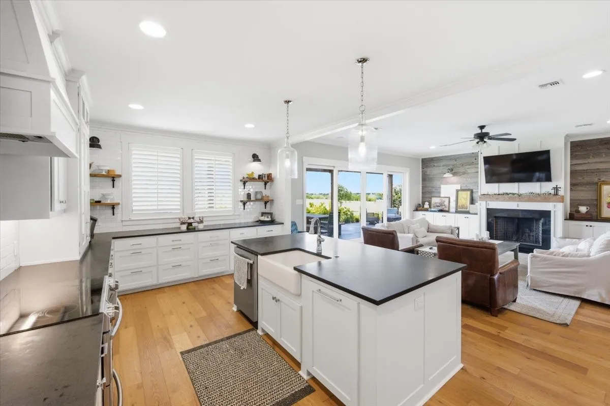 Farm For Sale in Mc Lennan County , 1775 Culpepper, China Spring, Texas 76633, 6 Bedroom, 5 Bathroom, 4 Garage spaces, 4,229 Sqft, built in 2017, mls#21300286, Real Estate Agent in China Spring, Homes For Sale in Mc Lennan county, Homes For Sale in China Spring, Realtor in China Spring Texas, Real Estate Brokerage Independent Realty Texas, Luminita Cordes Realtor