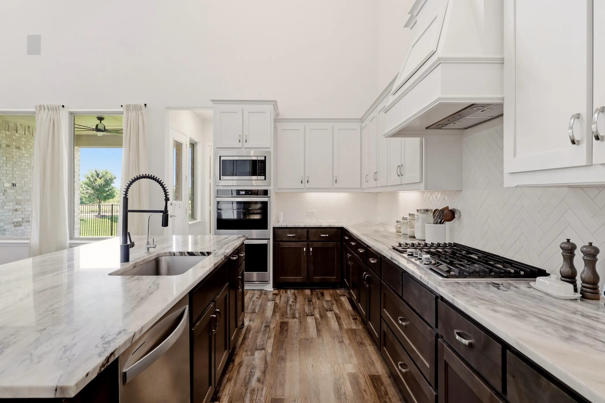 Gorgeous kitchen!  Gas cooktop and double ovens!