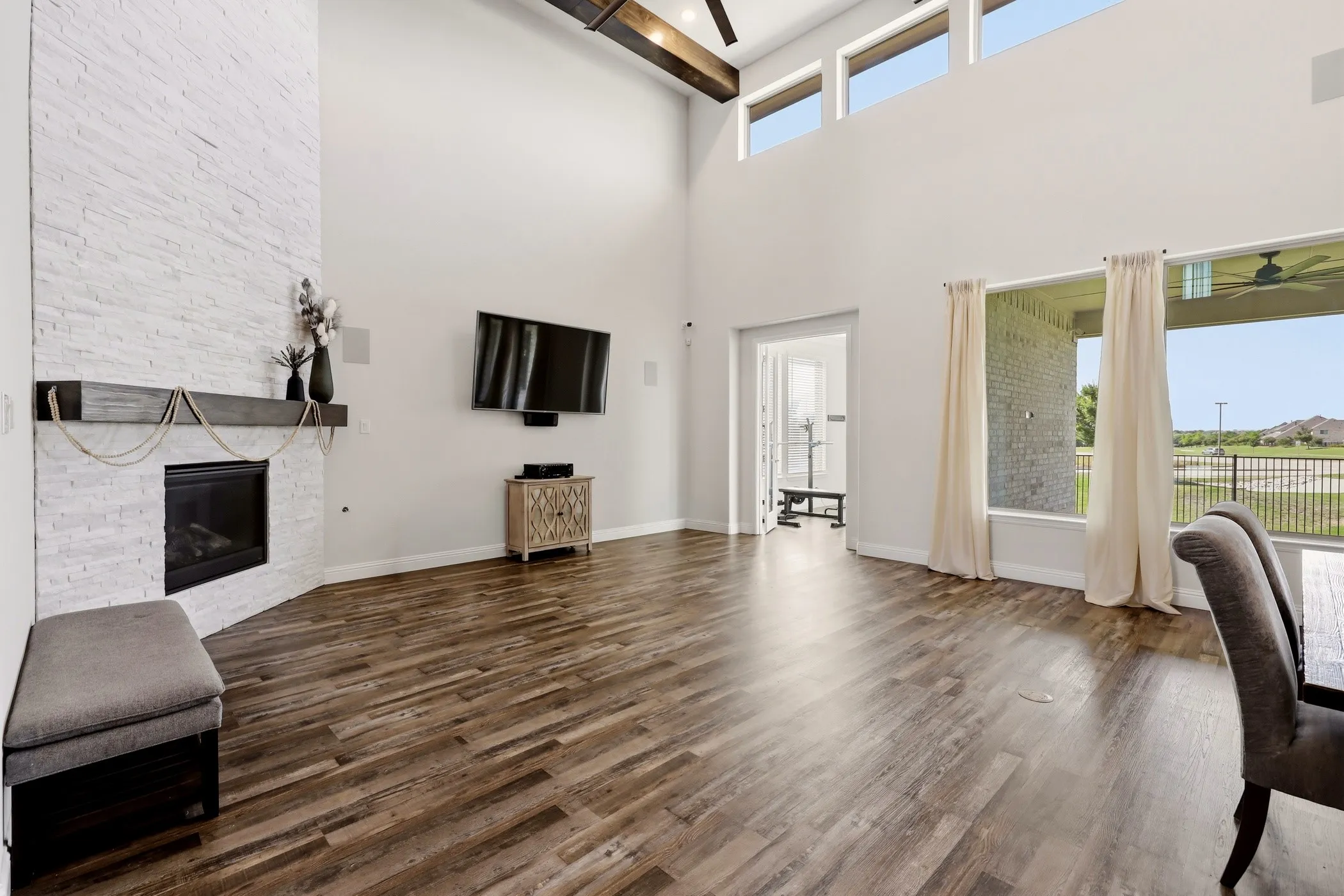 Huge 20'soaring ceilings and lots of windows!