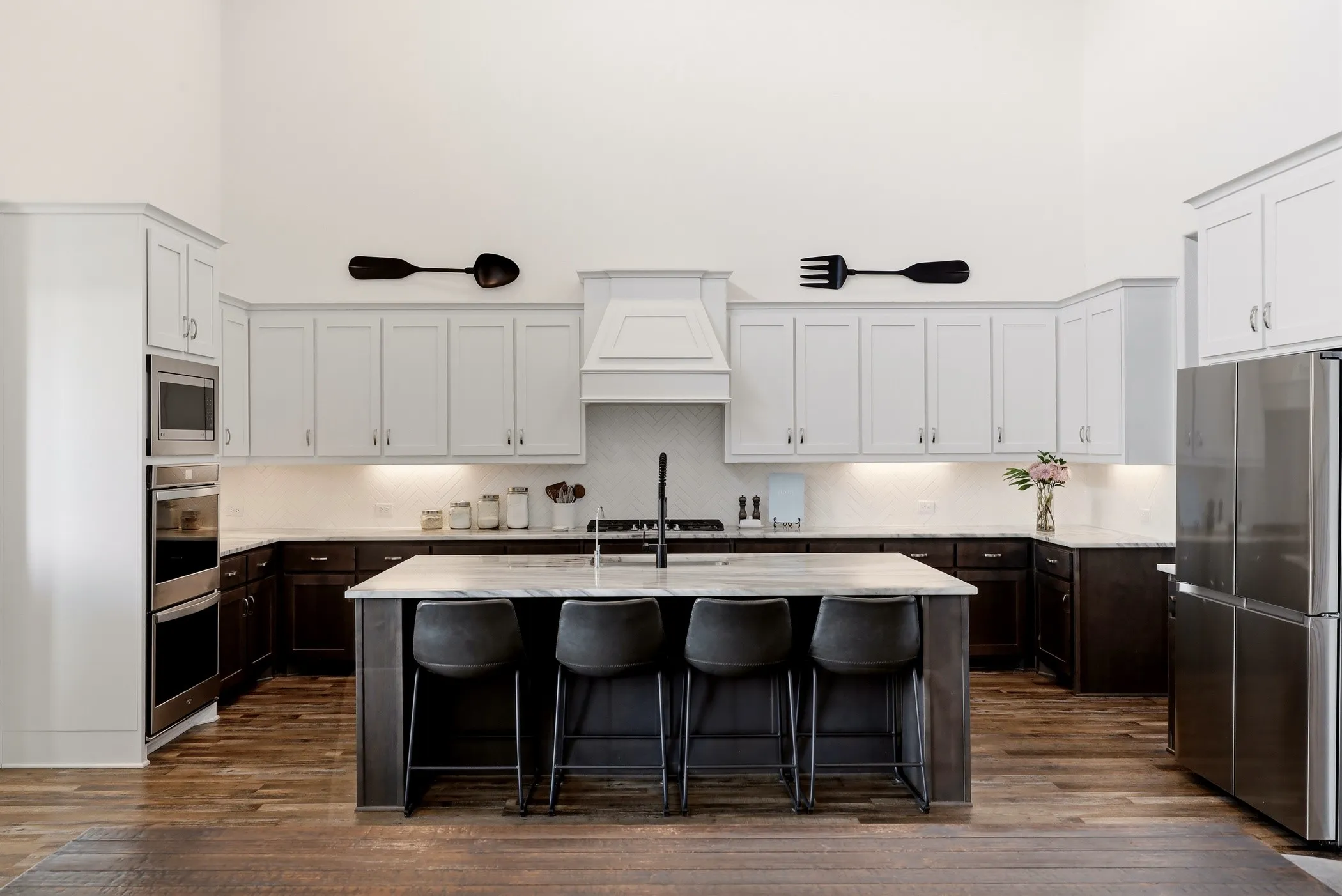AMAZING kitchen!  Tons of cabinets!  Double ovens!  Beautiful counters!