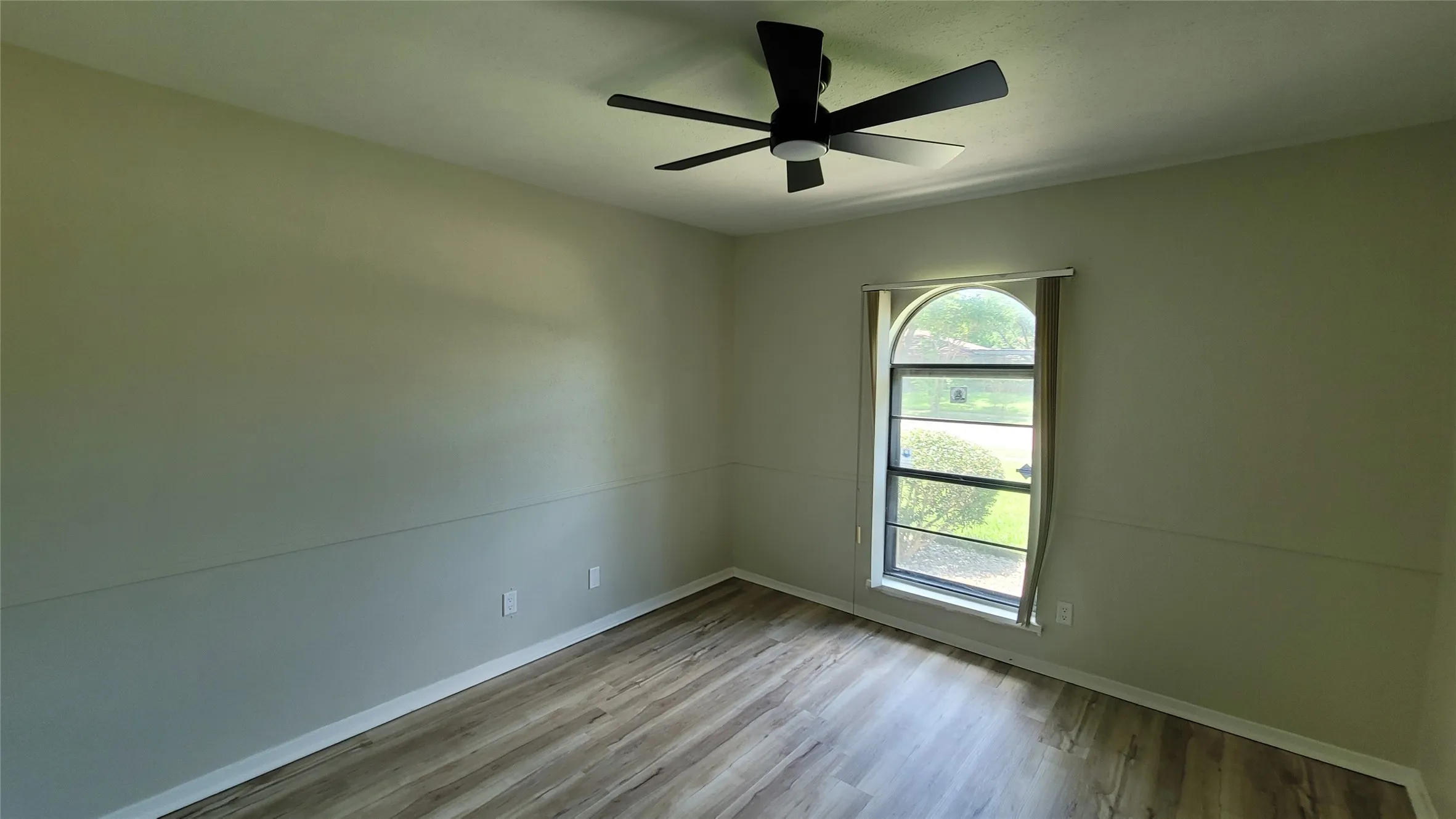 Single Family Residence For Sale in Dallas County , 1334 Paris Drive, Garland, Texas 75040, 4 Bedroom, 2 Bathroom, 2 Garage spaces, 2,102 Sqft, built in 1977, mls#21300793, Real Estate Agent in Garland, Homes For Sale in Dallas county, Homes For Sale in Garland, Realtor in Garland Texas, Real Estate Brokerage Independent Realty Texas, Luminita Cordes Realtor