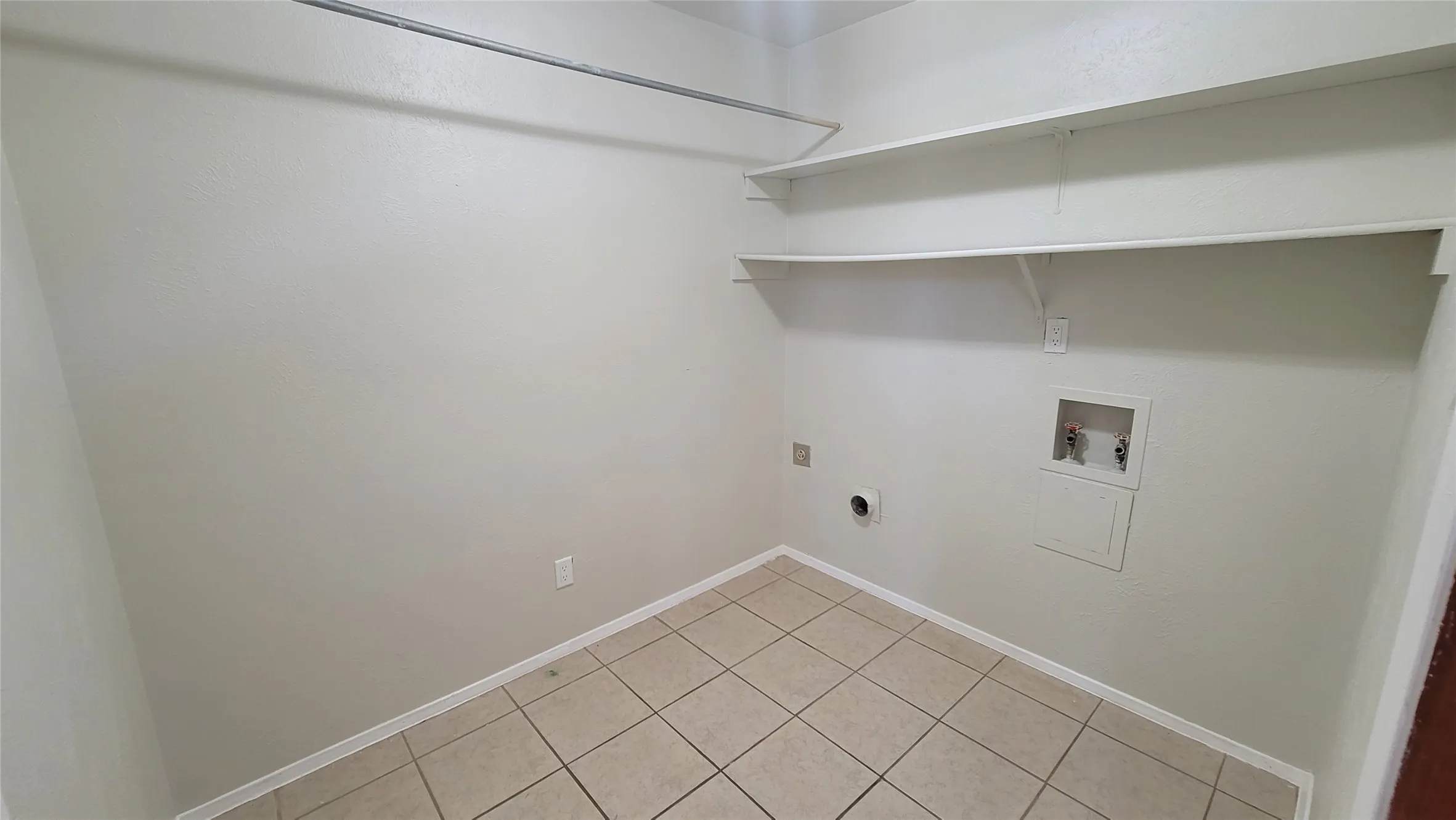 Single Family Residence For Sale in Dallas County , 1334 Paris Drive, Garland, Texas 75040, 4 Bedroom, 2 Bathroom, 2 Garage spaces, 2,102 Sqft, built in 1977, mls#21300793, Real Estate Agent in Garland, Homes For Sale in Dallas county, Homes For Sale in Garland, Realtor in Garland Texas, Real Estate Brokerage Independent Realty Texas, Luminita Cordes Realtor