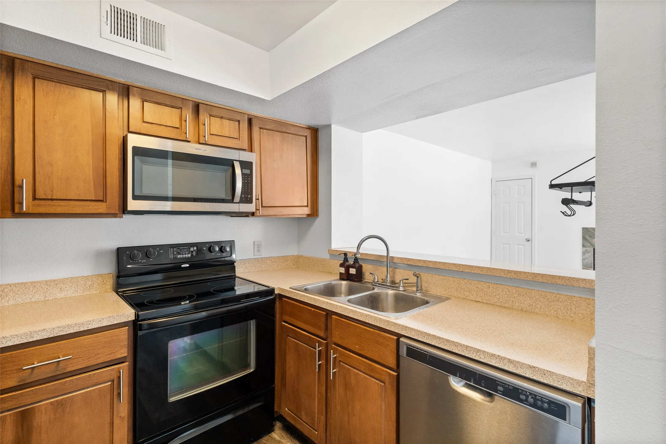 Condominium For Sale in Dallas County , 9831 Walnut Street 113, Dallas, Texas 75243, 1 Bedroom, 1 Bathroom, Garage spaces, 662 Sqft, built in 1983, Price $65,000, mls#21293385, Real Estate Agent in Dallas, Homes For Sale in Dallas county, Homes For Sale in Dallas, Realtor in Dallas Texas, Real Estate Brokerage Independent Realty Texas, Luminita Cordes Realtor