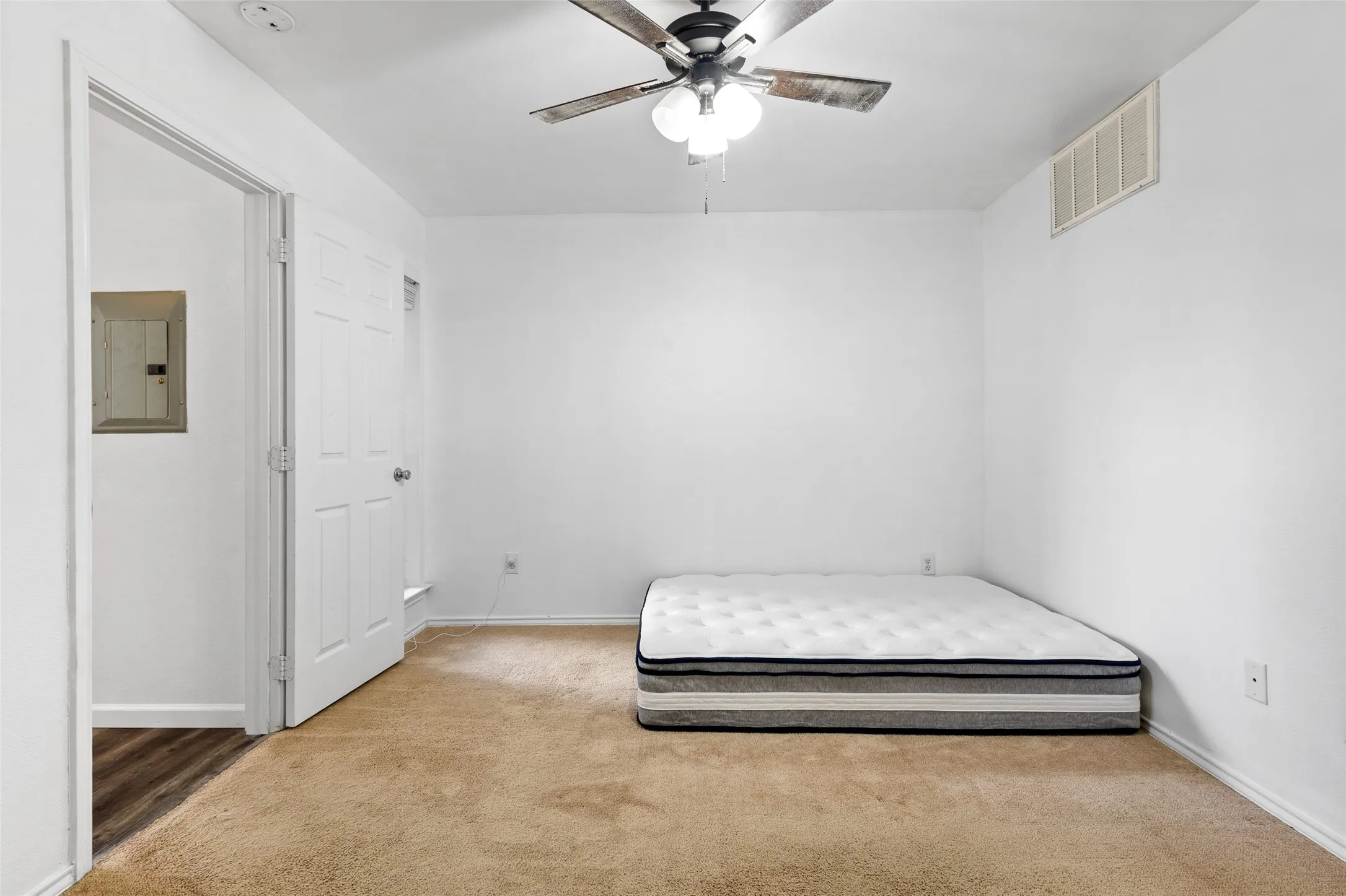 Condominium For Sale in Dallas County , 9831 Walnut Street 113, Dallas, Texas 75243, 1 Bedroom, 1 Bathroom, Garage spaces, 662 Sqft, built in 1983, Price $65,000, mls#21293385, Real Estate Agent in Dallas, Homes For Sale in Dallas county, Homes For Sale in Dallas, Realtor in Dallas Texas, Real Estate Brokerage Independent Realty Texas, Luminita Cordes Realtor