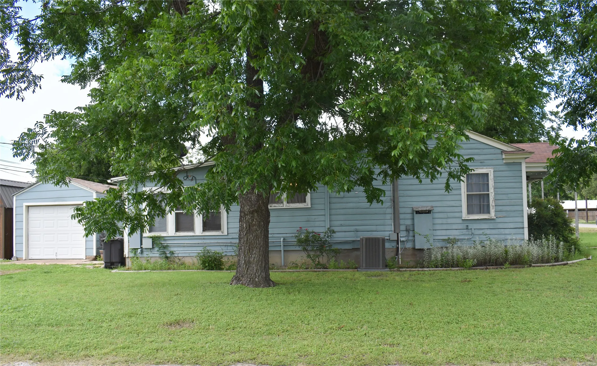 Single Family Residence For Sale in Mc Culloch County , 1701 S High, Brady, Texas 76825, 2 Bedrooms, 2 Bathrooms, 1 Garage spaces, 1,173 Sqft, built in 1965, Price $149,000, mls#21300734, Real Estate Agent in Brady, Homes For Sale in Mc Culloch county, Homes For Sale in Brady, Realtor in Brady Texas, Real Estate Brokerage Independent Realty Texas, Luminita Cordes Realtor