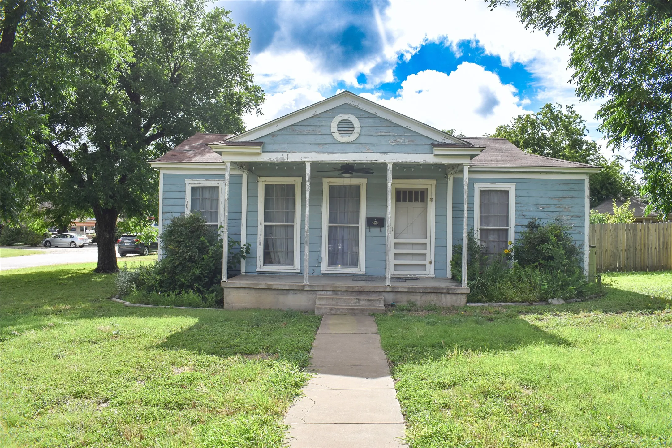 Single Family Residence For Sale in Mc Culloch County , 1701 S High, Brady, Texas 76825, 2 Bedrooms, 2 Bathrooms, 1 Garage spaces, 1,173 Sqft, built in 1965, Price $149,000, mls#21300734, Real Estate Agent in Brady, Homes For Sale in Mc Culloch county, Homes For Sale in Brady, Realtor in Brady Texas, Real Estate Brokerage Independent Realty Texas, Luminita Cordes Realtor
