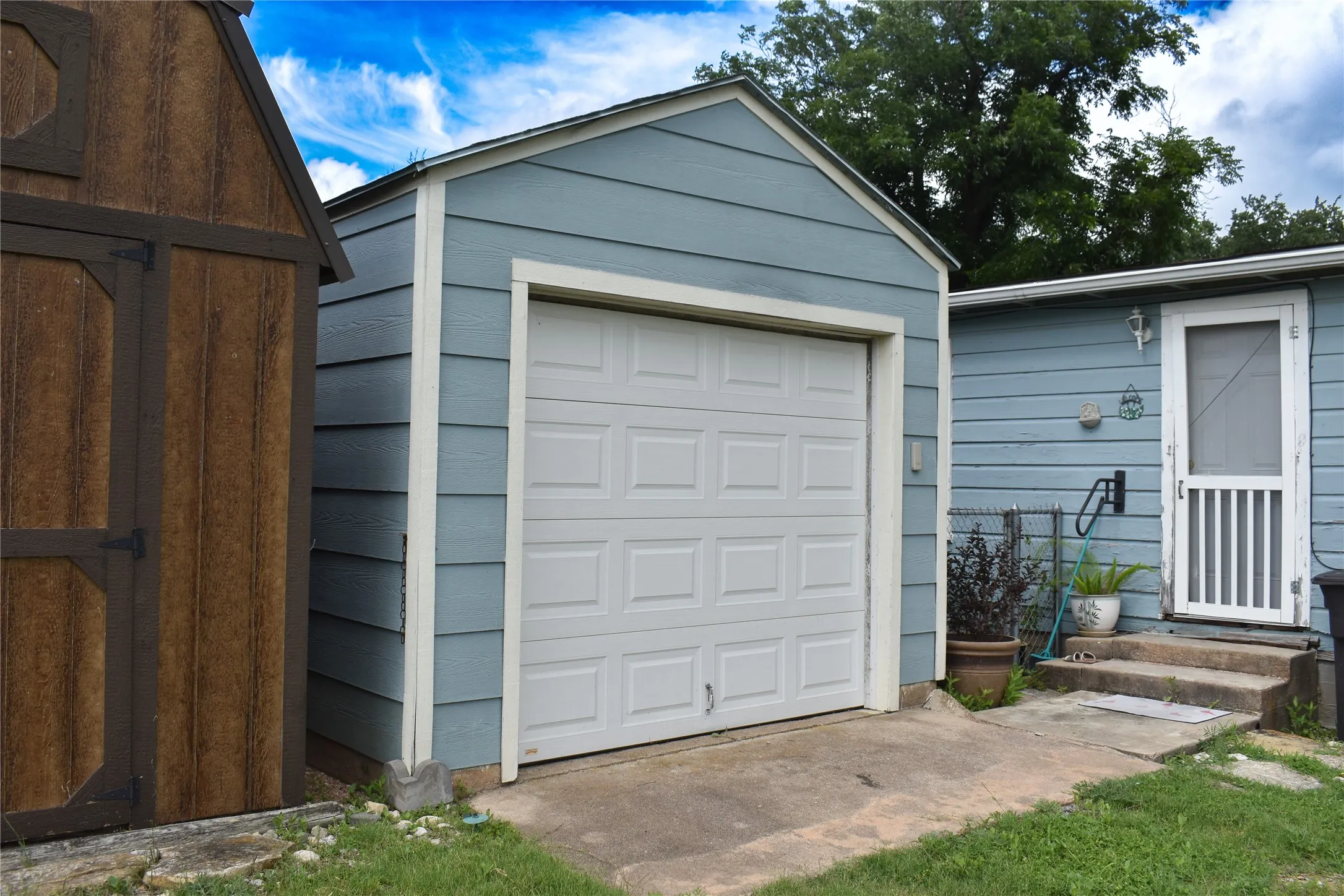 Single Family Residence For Sale in Mc Culloch County , 1701 S High, Brady, Texas 76825, 2 Bedrooms, 2 Bathrooms, 1 Garage spaces, 1,173 Sqft, built in 1965, Price $149,000, mls#21300734, Real Estate Agent in Brady, Homes For Sale in Mc Culloch county, Homes For Sale in Brady, Realtor in Brady Texas, Real Estate Brokerage Independent Realty Texas, Luminita Cordes Realtor