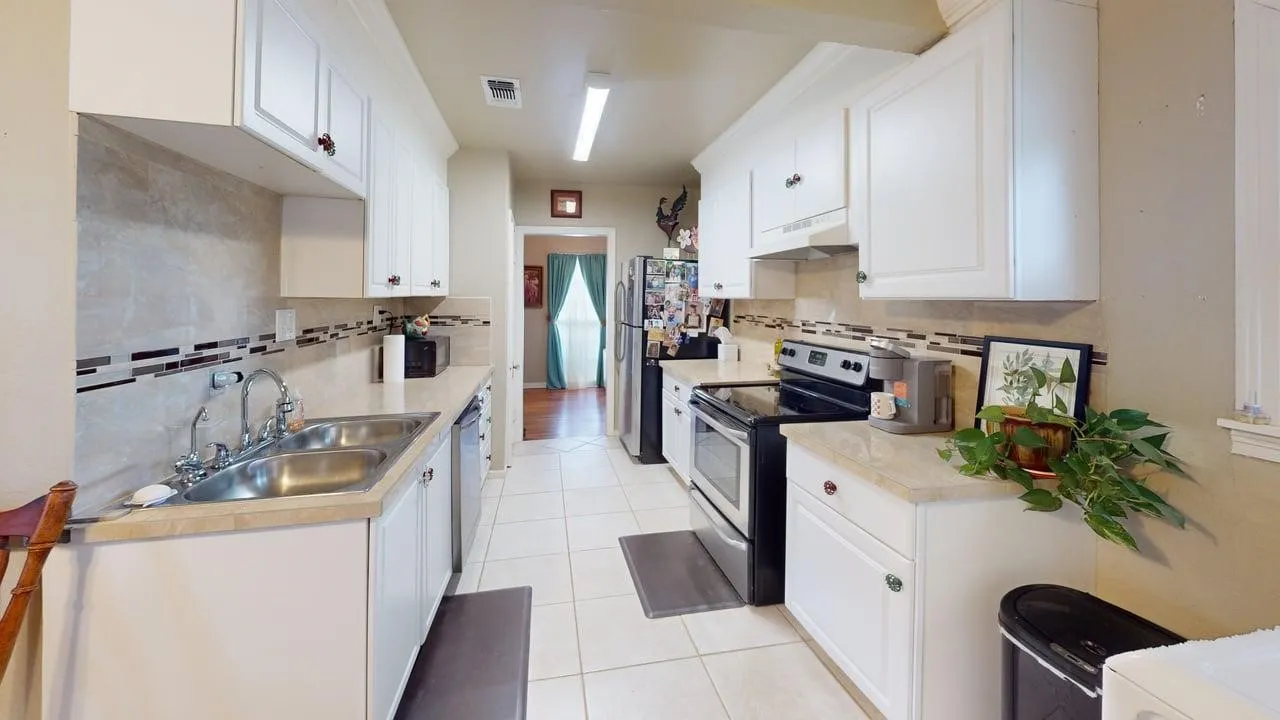 Single Family Residence For Sale in Mc Culloch County , 1701 S High, Brady, Texas 76825, 2 Bedrooms, 2 Bathrooms, 1 Garage spaces, 1,173 Sqft, built in 1965, Price $149,000, mls#21300734, Real Estate Agent in Brady, Homes For Sale in Mc Culloch county, Homes For Sale in Brady, Realtor in Brady Texas, Real Estate Brokerage Independent Realty Texas, Luminita Cordes Realtor