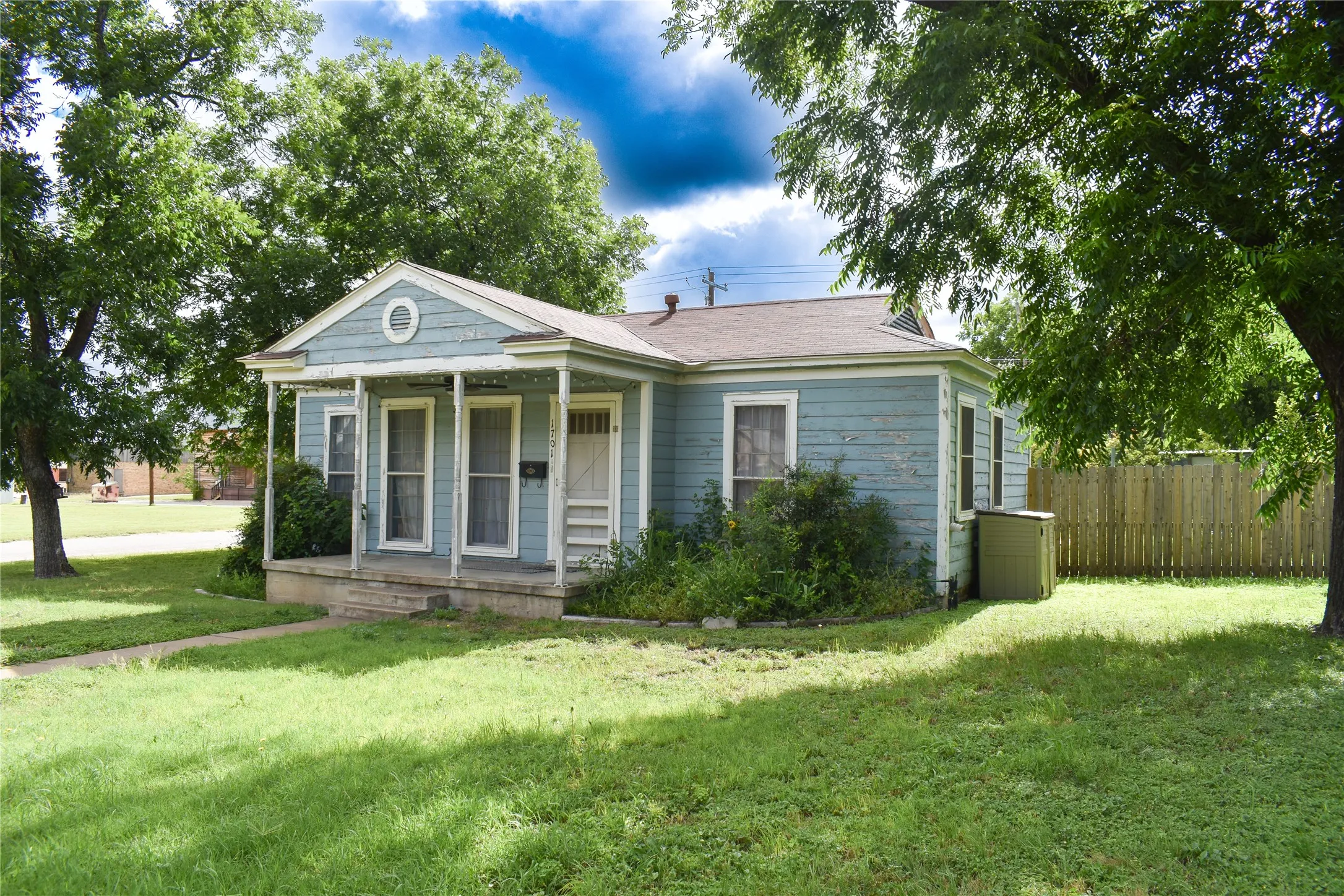 Single Family Residence For Sale in Mc Culloch County , 1701 S High, Brady, Texas 76825, 2 Bedrooms, 2 Bathrooms, 1 Garage spaces, 1,173 Sqft, built in 1965, Price $149,000, mls#21300734, Real Estate Agent in Brady, Homes For Sale in Mc Culloch county, Homes For Sale in Brady, Realtor in Brady Texas, Real Estate Brokerage Independent Realty Texas, Luminita Cordes Realtor