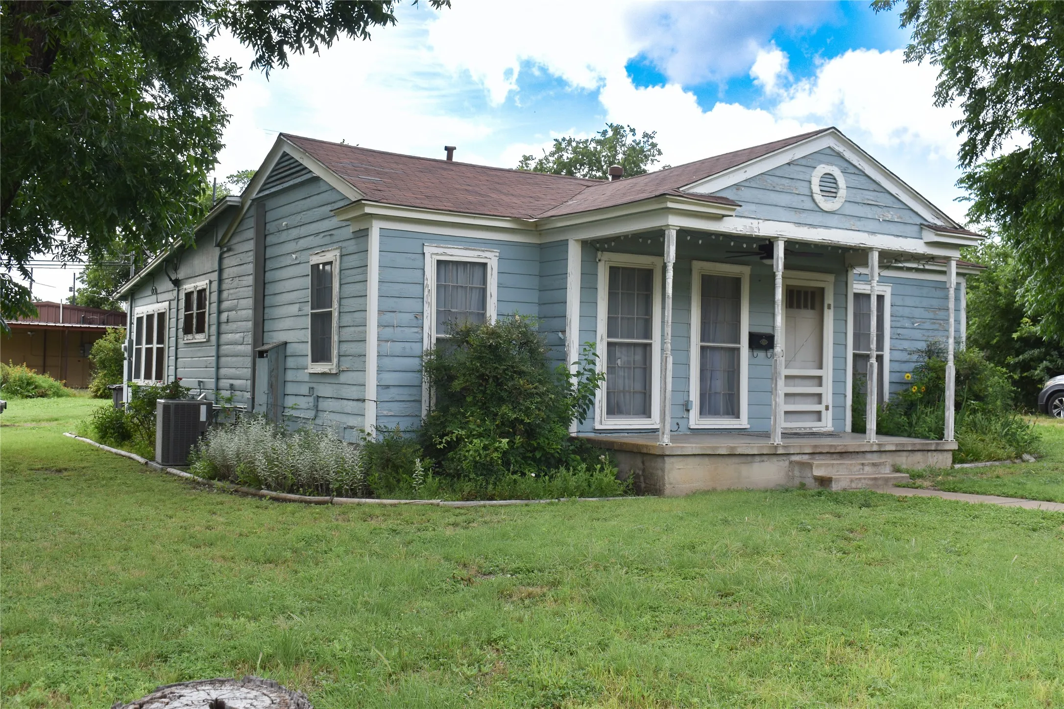 Single Family Residence For Sale in Mc Culloch County , 1701 S High, Brady, Texas 76825, 2 Bedrooms, 2 Bathrooms, 1 Garage spaces, 1,173 Sqft, built in 1965, Price $149,000, mls#21300734, Real Estate Agent in Brady, Homes For Sale in Mc Culloch county, Homes For Sale in Brady, Realtor in Brady Texas, Real Estate Brokerage Independent Realty Texas, Luminita Cordes Realtor