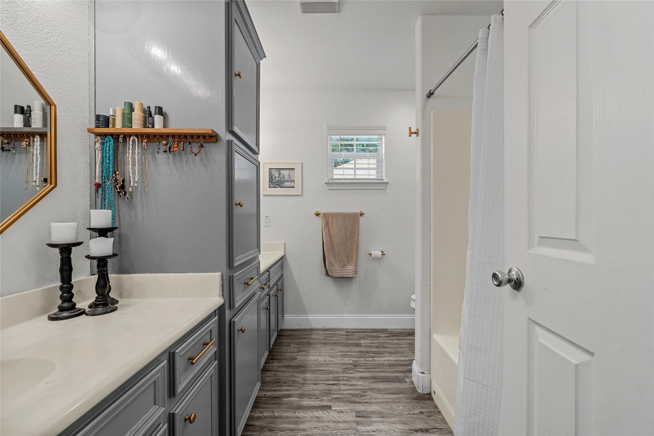 Single Family Residence For Sale in Mc Lennan County , 1231 Bagby Avenue, Waco, Texas 76706, 3 Bedroom, 3 Bathroom, Garage spaces, 1,392 Sqft, built in 2005, mls#21294406, Real Estate Agent in Waco, Homes For Sale in Mc Lennan county, Homes For Sale in Waco, Realtor in Waco Texas, Real Estate Brokerage Independent Realty Texas, Luminita Cordes Realtor