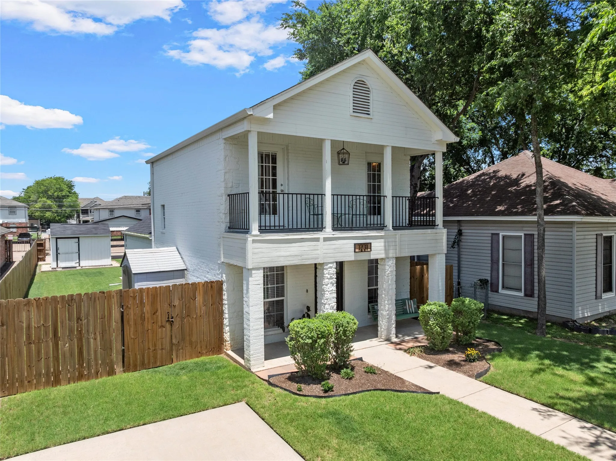 Single Family Residence For Sale in Mc Lennan County , 1231 Bagby Avenue, Waco, Texas 76706, 3 Bedroom, 3 Bathroom, Garage spaces, 1,392 Sqft, built in 2005, mls#21294406, Real Estate Agent in Waco, Homes For Sale in Mc Lennan county, Homes For Sale in Waco, Realtor in Waco Texas, Real Estate Brokerage Independent Realty Texas, Luminita Cordes Realtor