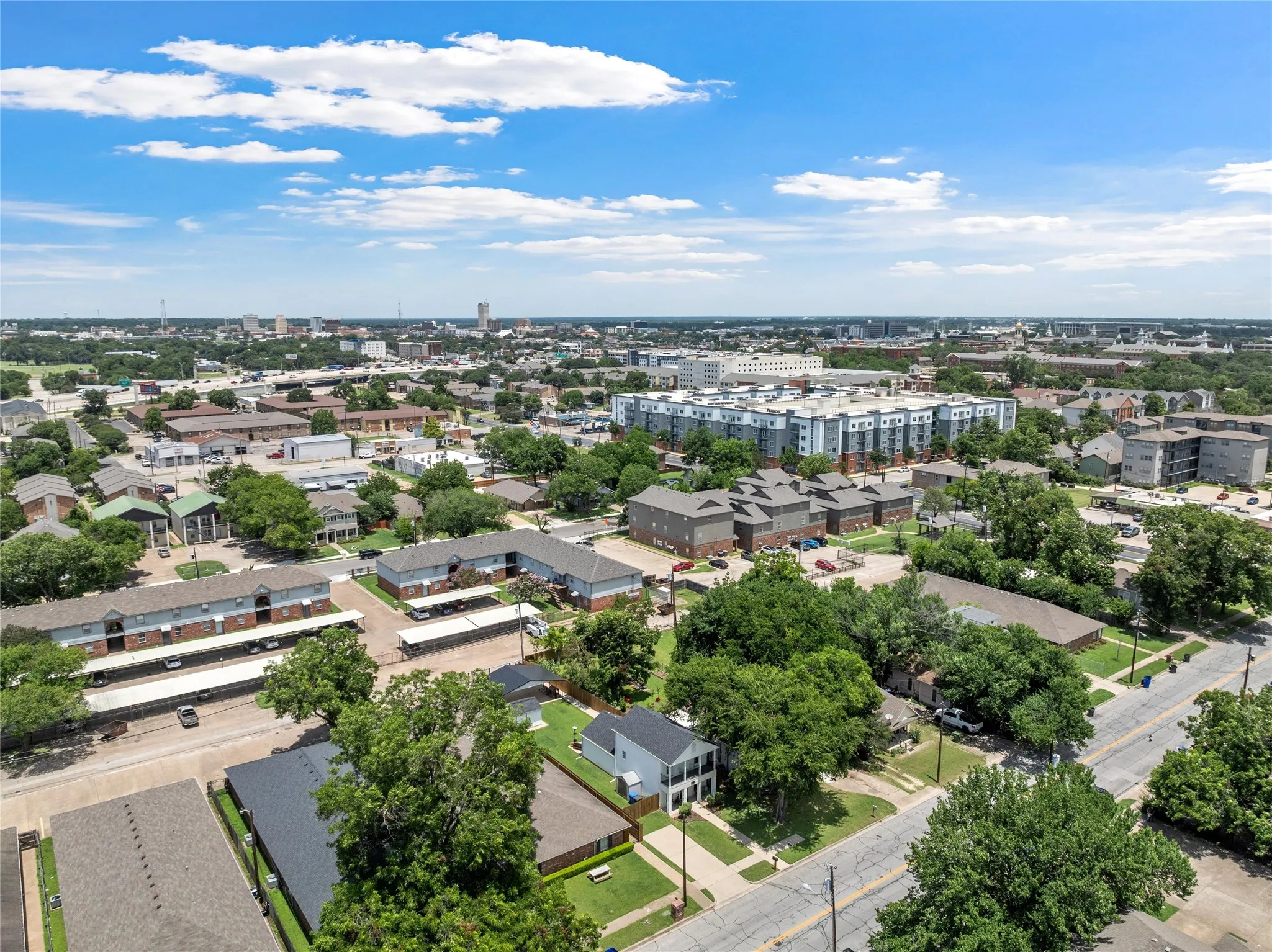 Single Family Residence For Sale in Mc Lennan County , 1231 Bagby Avenue, Waco, Texas 76706, 3 Bedroom, 3 Bathroom, Garage spaces, 1,392 Sqft, built in 2005, mls#21294406, Real Estate Agent in Waco, Homes For Sale in Mc Lennan county, Homes For Sale in Waco, Realtor in Waco Texas, Real Estate Brokerage Independent Realty Texas, Luminita Cordes Realtor