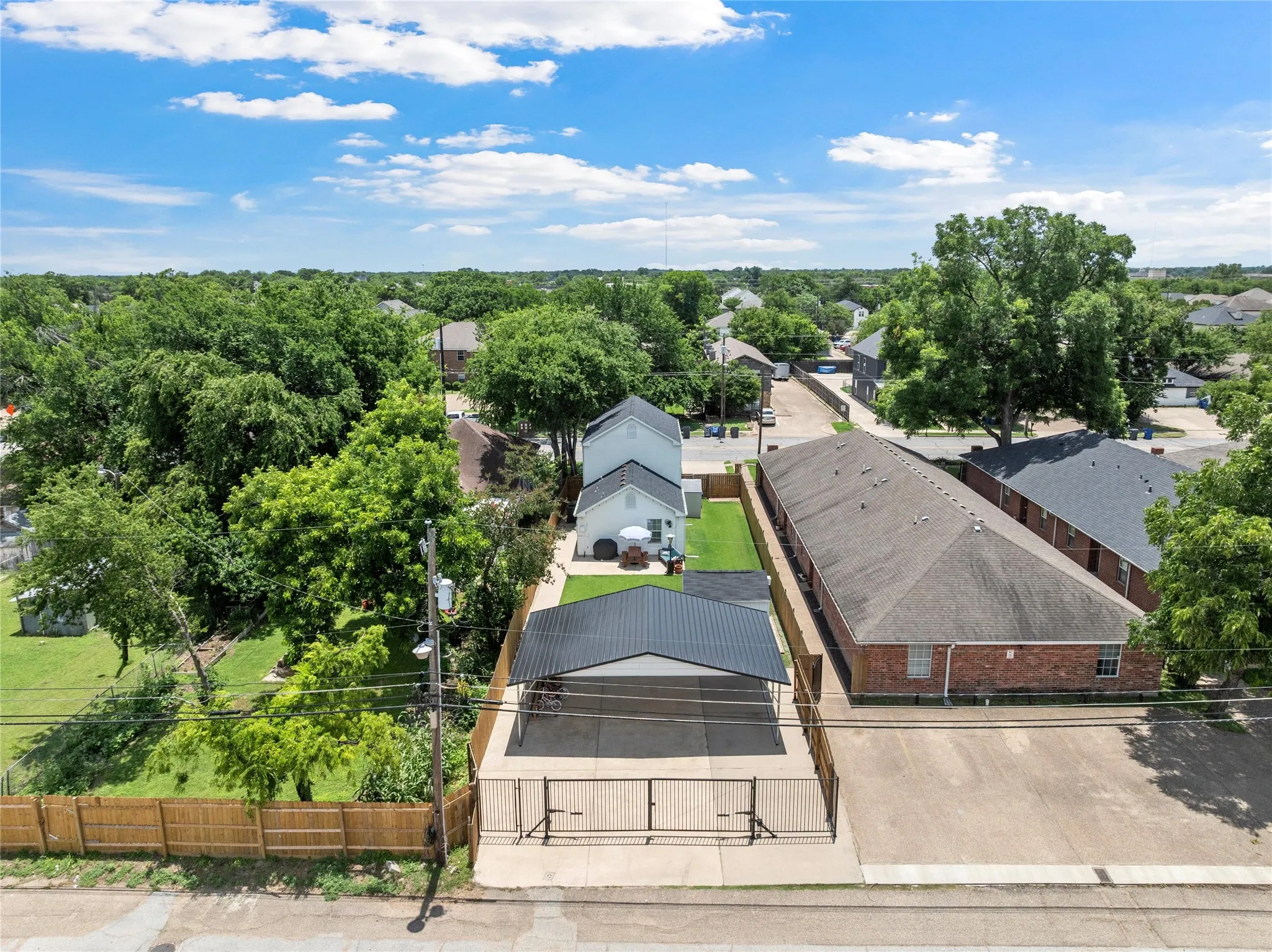 Single Family Residence For Sale in Mc Lennan County , 1231 Bagby Avenue, Waco, Texas 76706, 3 Bedroom, 3 Bathroom, Garage spaces, 1,392 Sqft, built in 2005, mls#21294406, Real Estate Agent in Waco, Homes For Sale in Mc Lennan county, Homes For Sale in Waco, Realtor in Waco Texas, Real Estate Brokerage Independent Realty Texas, Luminita Cordes Realtor