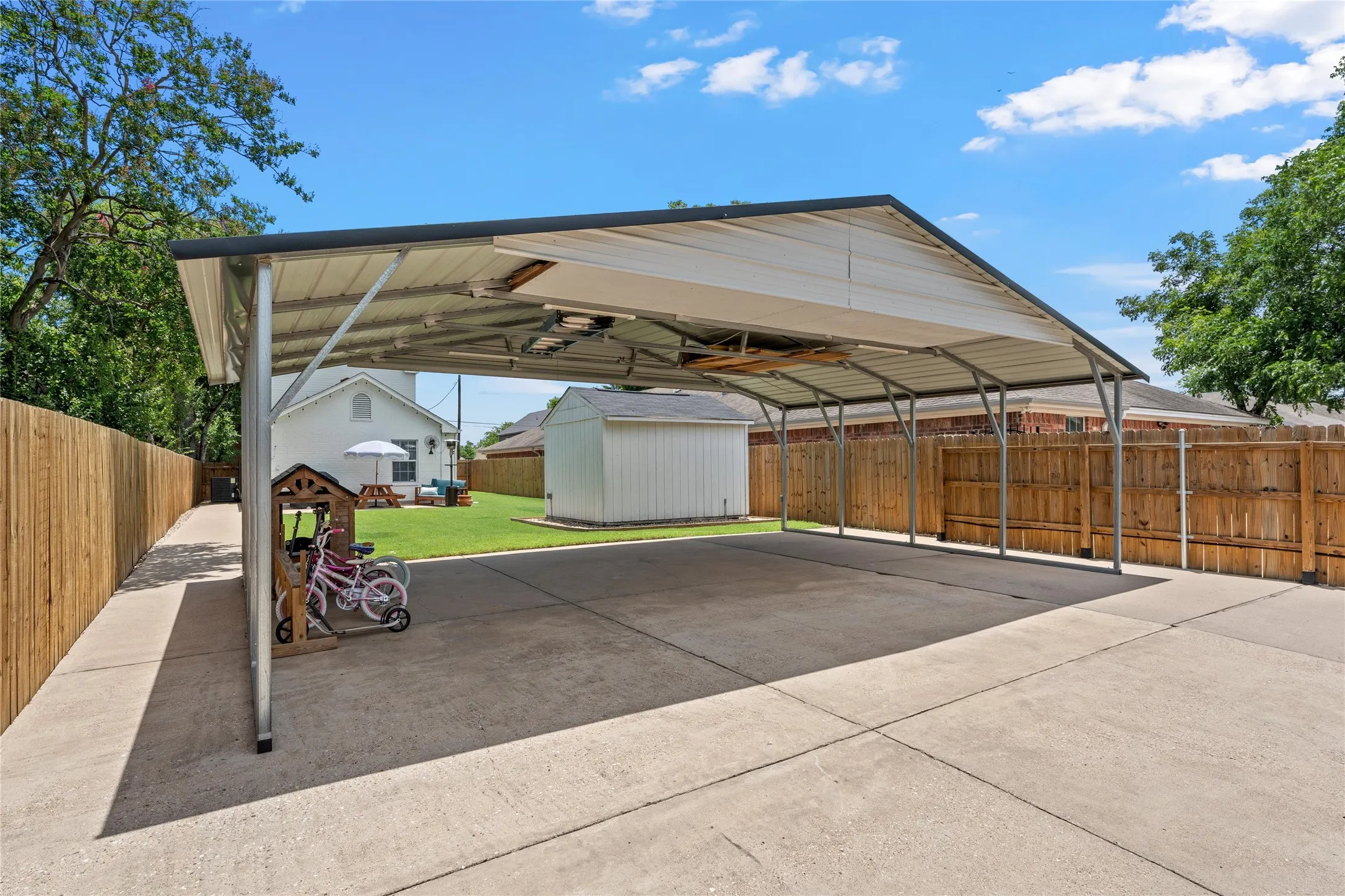 Single Family Residence For Sale in Mc Lennan County , 1231 Bagby Avenue, Waco, Texas 76706, 3 Bedroom, 3 Bathroom, Garage spaces, 1,392 Sqft, built in 2005, mls#21294406, Real Estate Agent in Waco, Homes For Sale in Mc Lennan county, Homes For Sale in Waco, Realtor in Waco Texas, Real Estate Brokerage Independent Realty Texas, Luminita Cordes Realtor