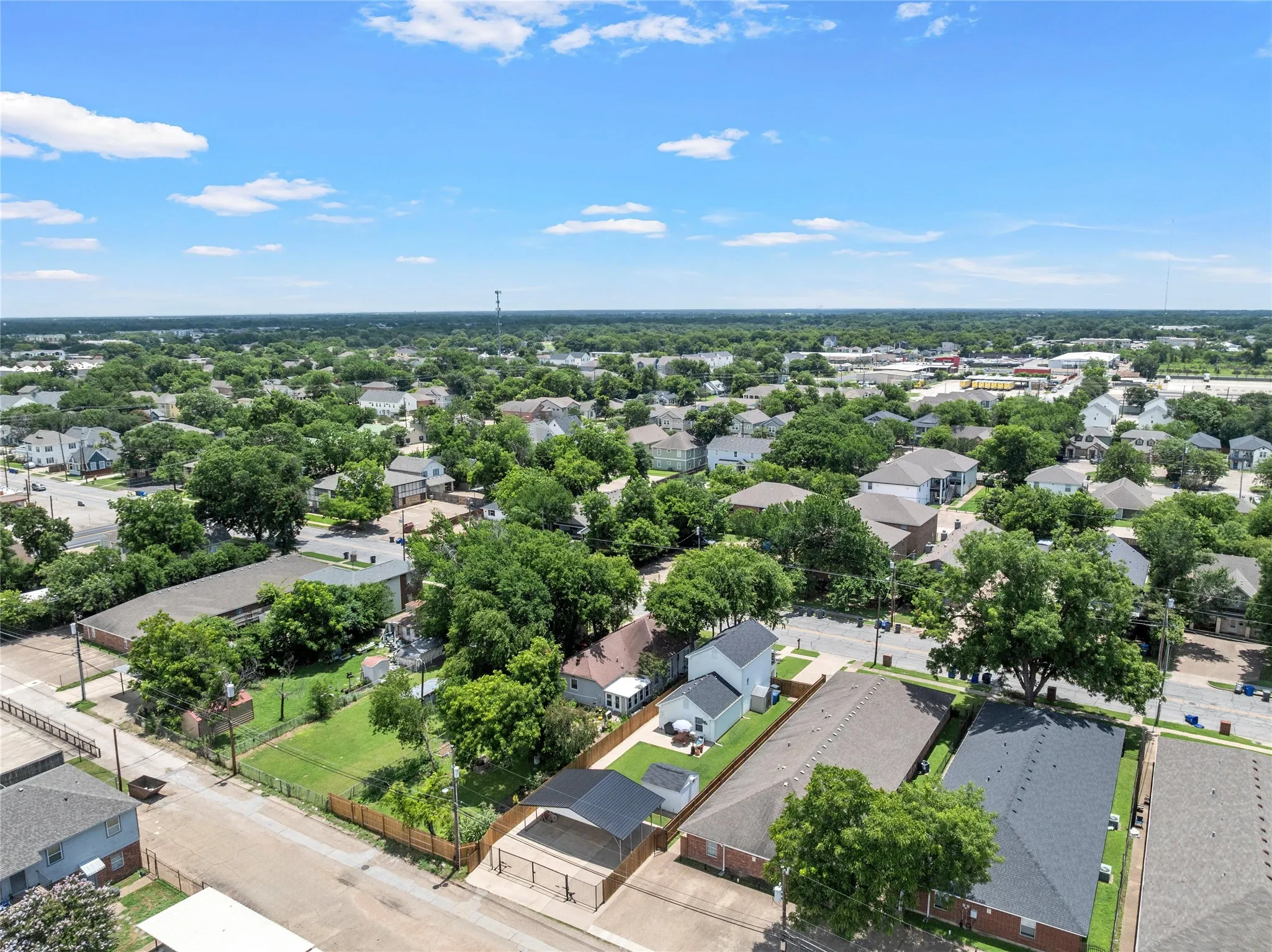 Single Family Residence For Sale in Mc Lennan County , 1231 Bagby Avenue, Waco, Texas 76706, 3 Bedroom, 3 Bathroom, Garage spaces, 1,392 Sqft, built in 2005, mls#21294406, Real Estate Agent in Waco, Homes For Sale in Mc Lennan county, Homes For Sale in Waco, Realtor in Waco Texas, Real Estate Brokerage Independent Realty Texas, Luminita Cordes Realtor