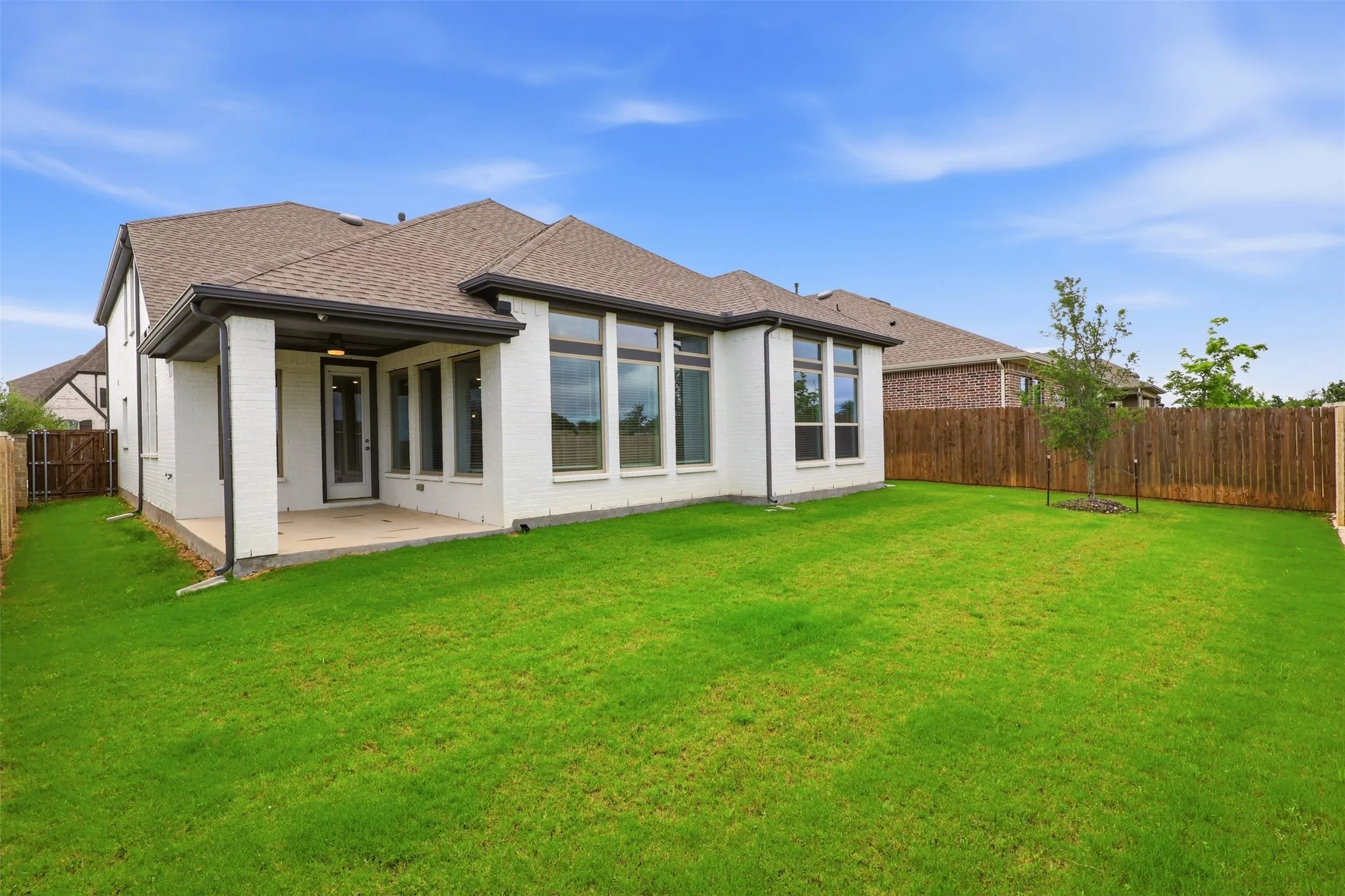 Covered back porch - Large Backyard