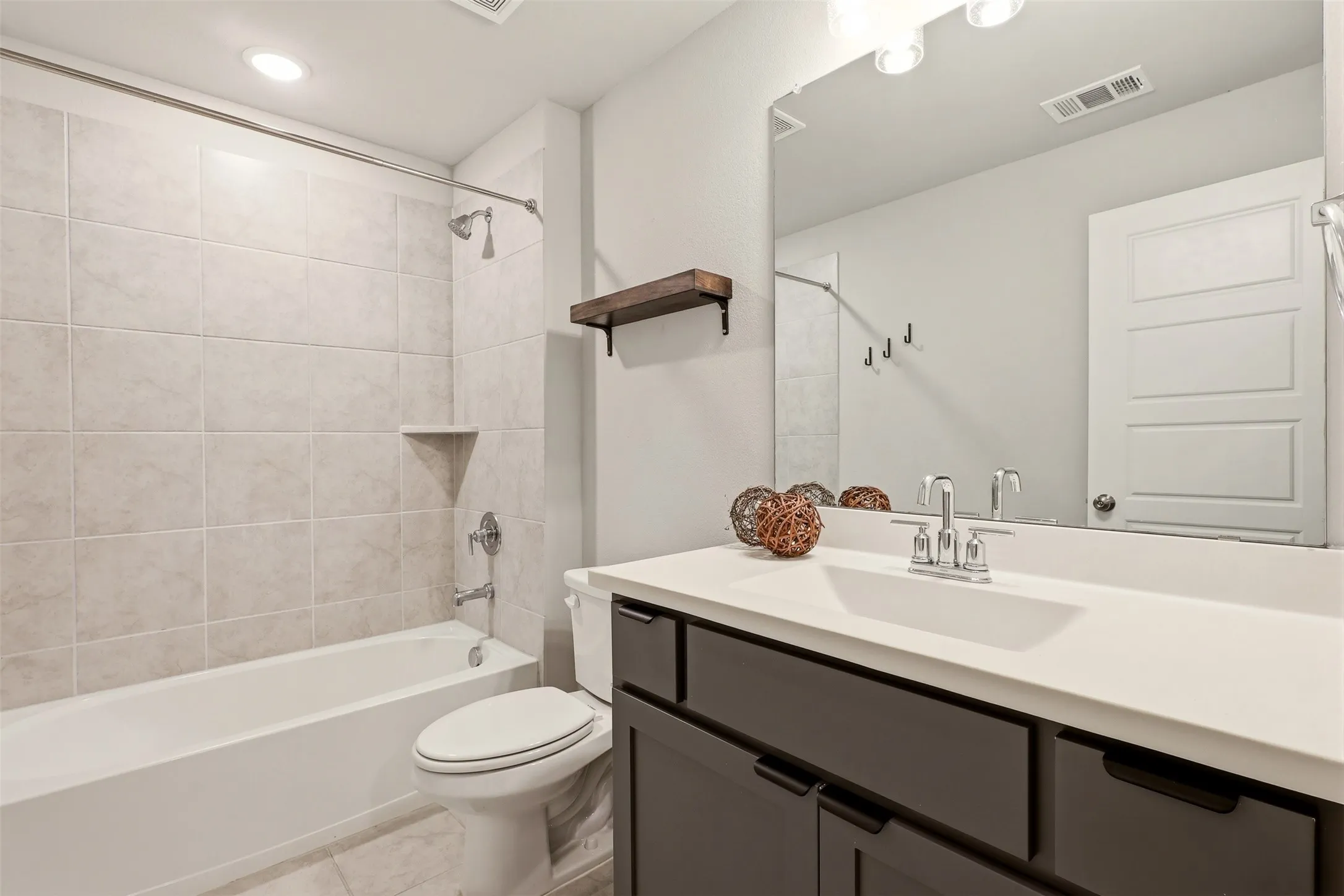 Upstairs guest bath
