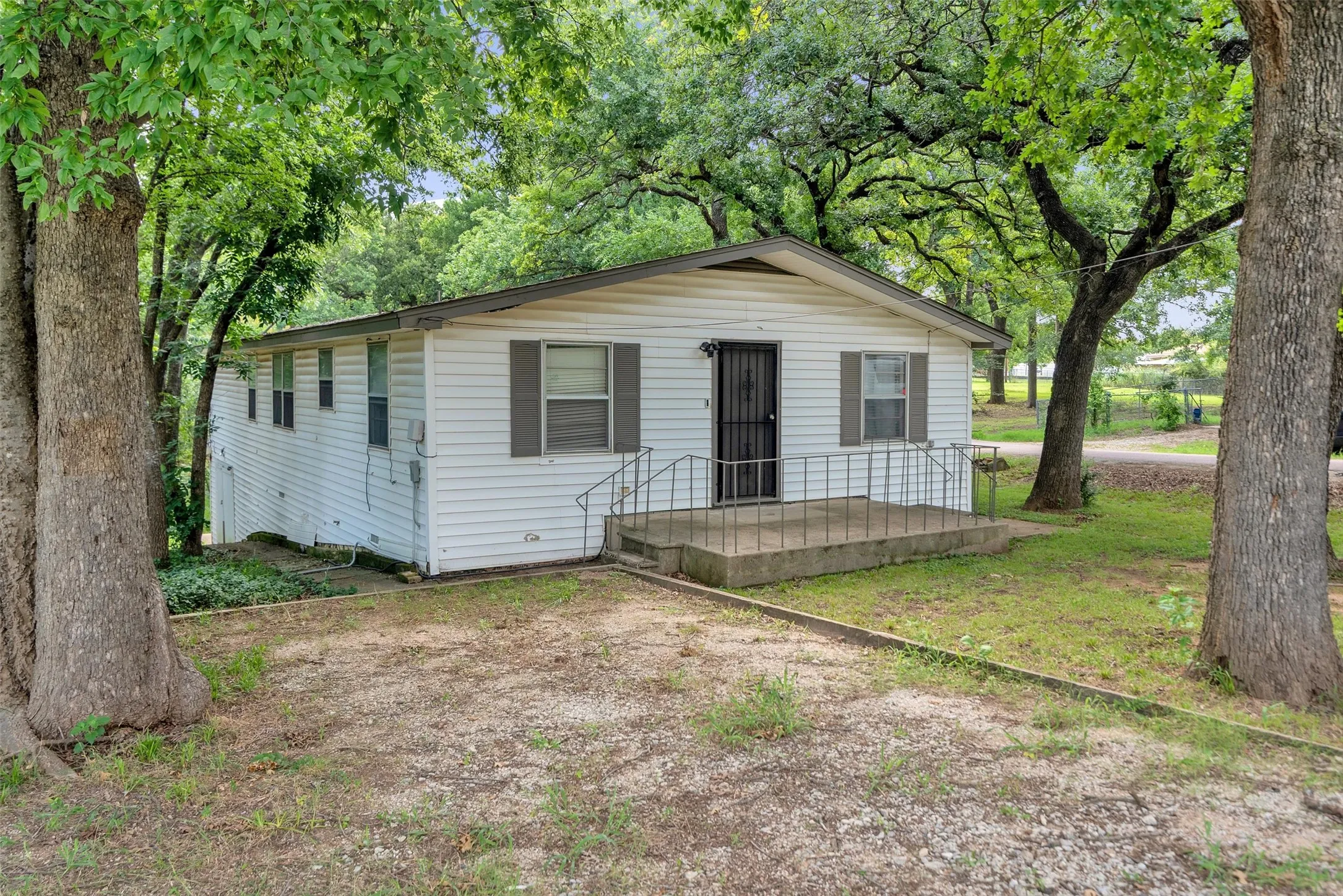 Single Family Residence For Sale in Grayson County , 63 Castle Bar Road, Gordonville, Texas 76245, 3 Bedroom, 2 Bathroom, Garage spaces, 1,512 Sqft, built in 1964, mls#21299211, Real Estate Agent in Gordonville, Homes For Sale in Grayson county, Homes For Sale in Gordonville, Realtor in Gordonville Texas, Real Estate Brokerage Independent Realty Texas, Luminita Cordes Realtor