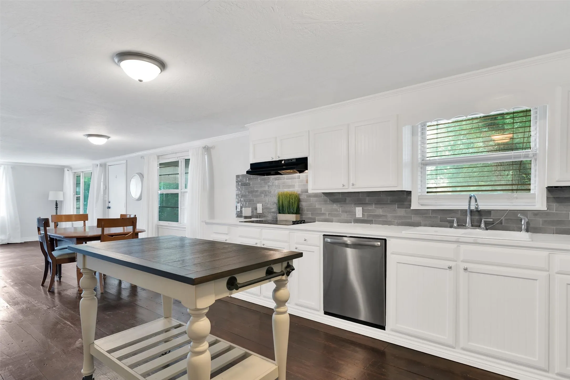 Single Family Residence For Sale in Grayson County , 63 Castle Bar Road, Gordonville, Texas 76245, 3 Bedroom, 2 Bathroom, Garage spaces, 1,512 Sqft, built in 1964, mls#21299211, Real Estate Agent in Gordonville, Homes For Sale in Grayson county, Homes For Sale in Gordonville, Realtor in Gordonville Texas, Real Estate Brokerage Independent Realty Texas, Luminita Cordes Realtor