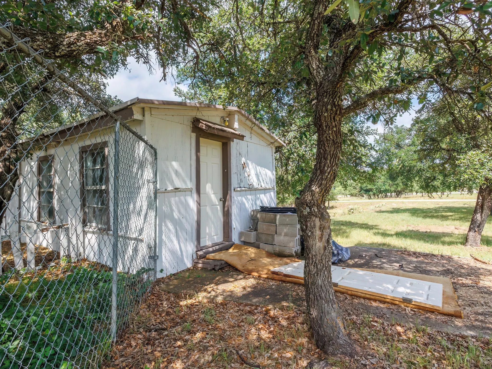 Mobile Home For Sale in Brown County , 3010 Captains Cove, May, Texas 76857, 2 Bedroom, 2 Bathroom, Garage spaces, 910 Sqft, built in 1982, mls#21289784, Real Estate Agent in May, Homes For Sale in Brown county, Homes For Sale in May, Realtor in May Texas, Real Estate Brokerage Independent Realty Texas, Luminita Cordes Realtor