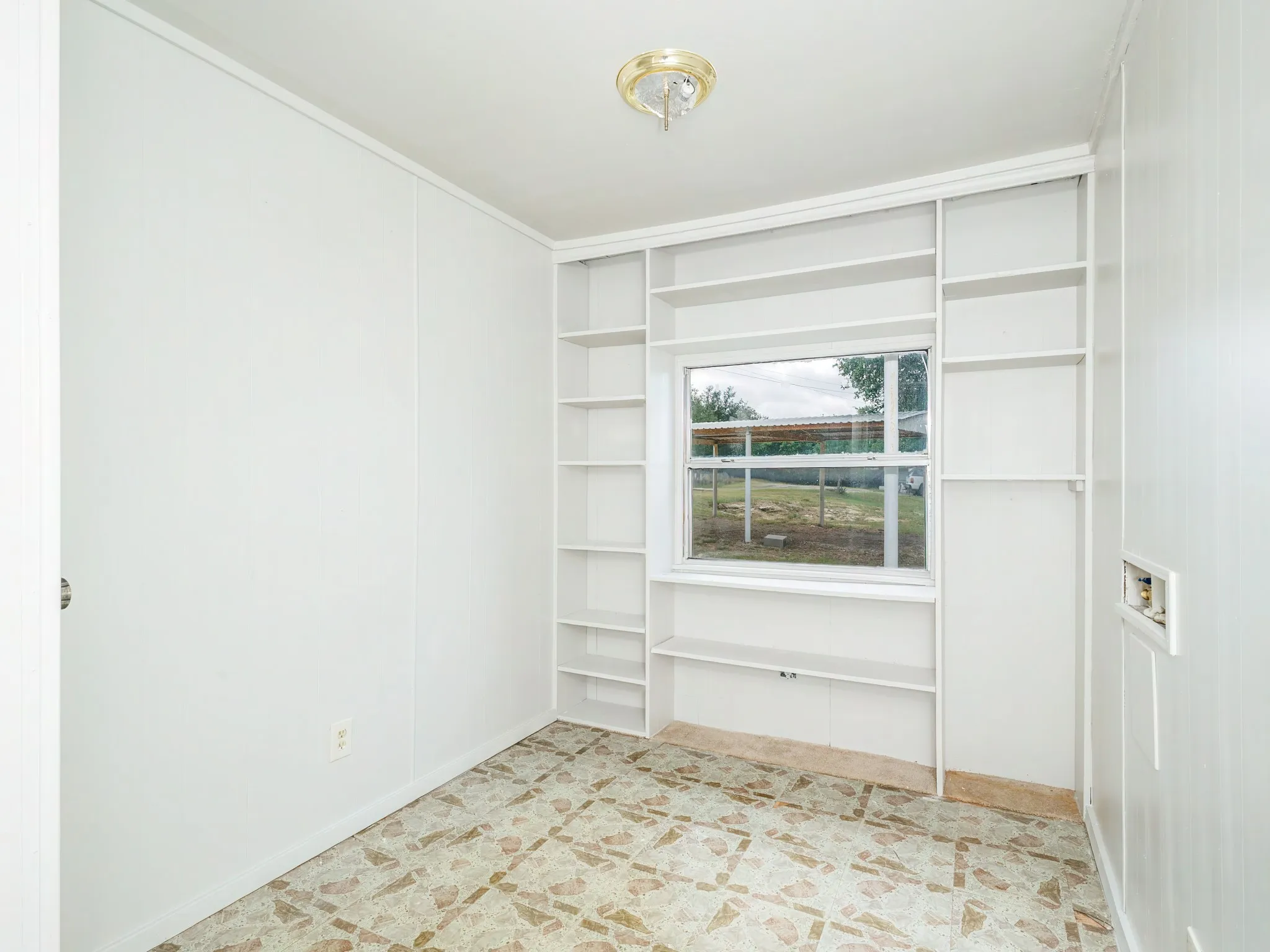 Mobile Home For Sale in Brown County , 3010 Captains Cove, May, Texas 76857, 2 Bedroom, 2 Bathroom, Garage spaces, 910 Sqft, built in 1982, mls#21289784, Real Estate Agent in May, Homes For Sale in Brown county, Homes For Sale in May, Realtor in May Texas, Real Estate Brokerage Independent Realty Texas, Luminita Cordes Realtor