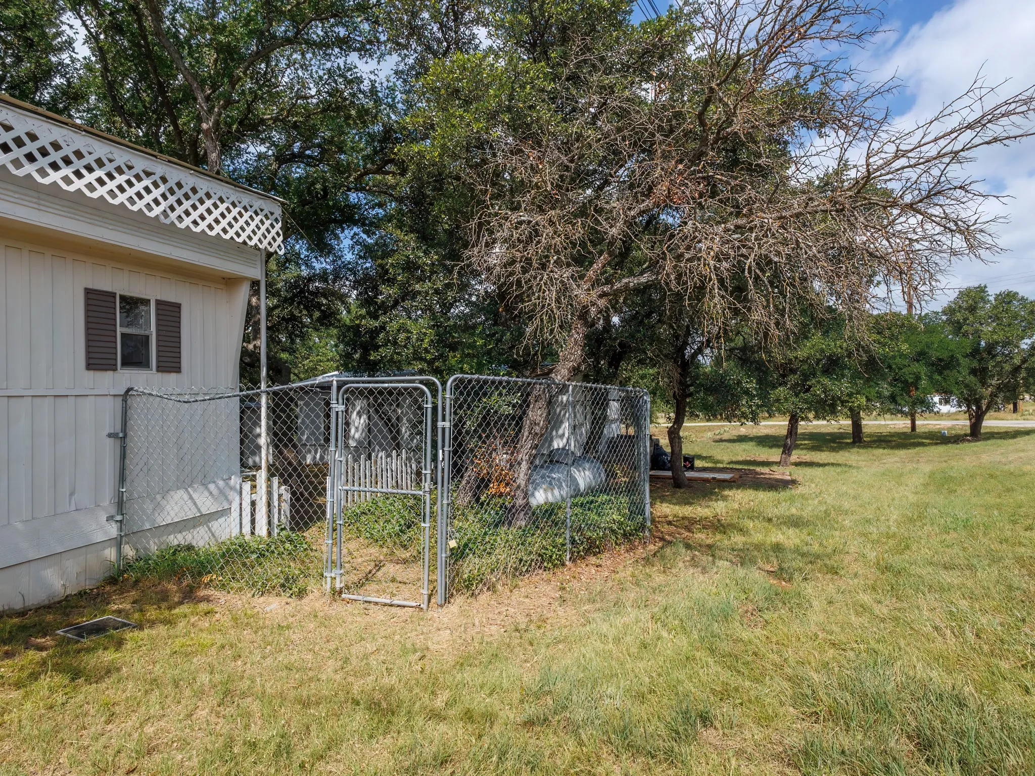 Mobile Home For Sale in Brown County , 3010 Captains Cove, May, Texas 76857, 2 Bedroom, 2 Bathroom, Garage spaces, 910 Sqft, built in 1982, mls#21289784, Real Estate Agent in May, Homes For Sale in Brown county, Homes For Sale in May, Realtor in May Texas, Real Estate Brokerage Independent Realty Texas, Luminita Cordes Realtor