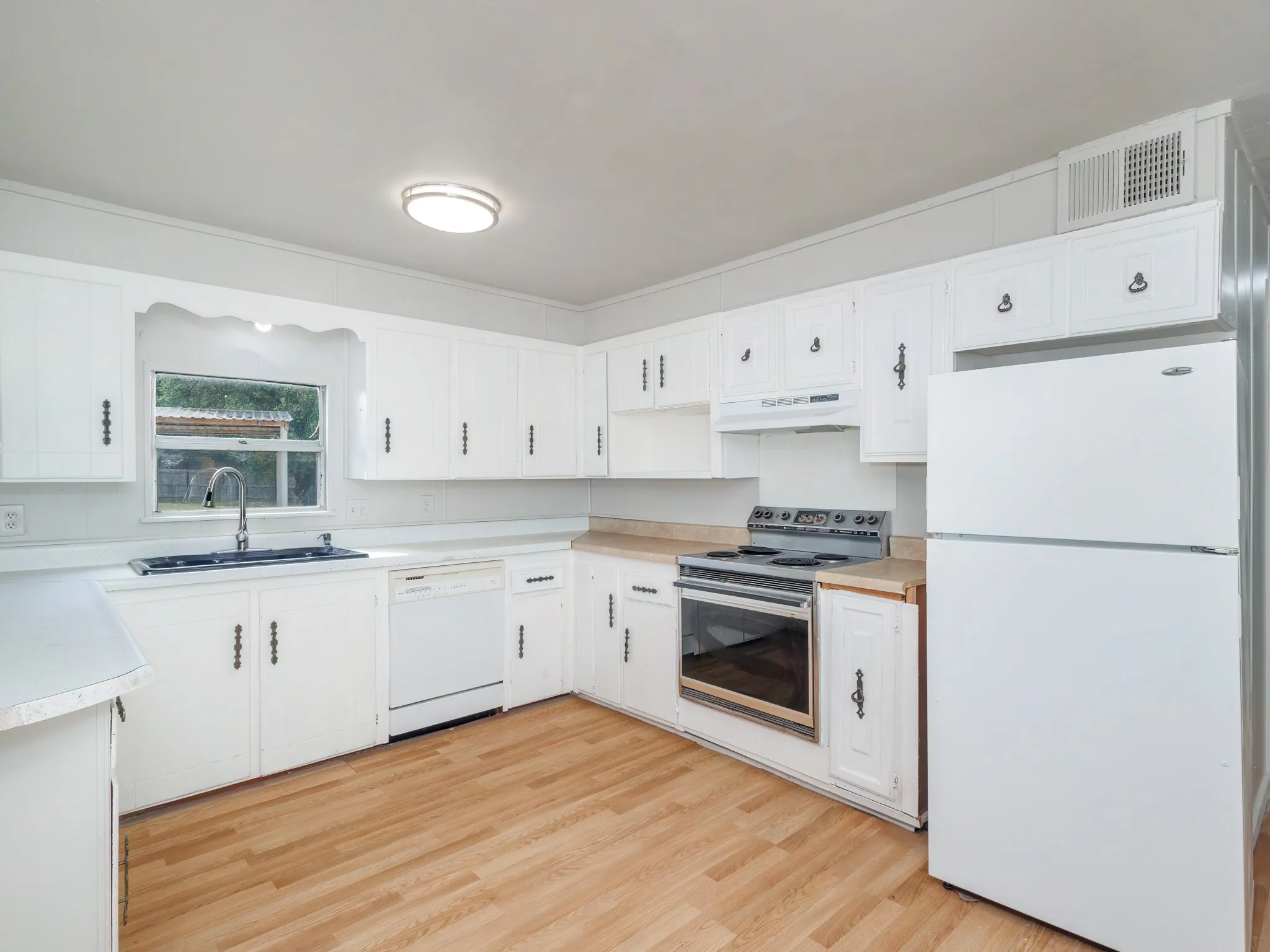 Mobile Home For Sale in Brown County , 3010 Captains Cove, May, Texas 76857, 2 Bedroom, 2 Bathroom, Garage spaces, 910 Sqft, built in 1982, mls#21289784, Real Estate Agent in May, Homes For Sale in Brown county, Homes For Sale in May, Realtor in May Texas, Real Estate Brokerage Independent Realty Texas, Luminita Cordes Realtor