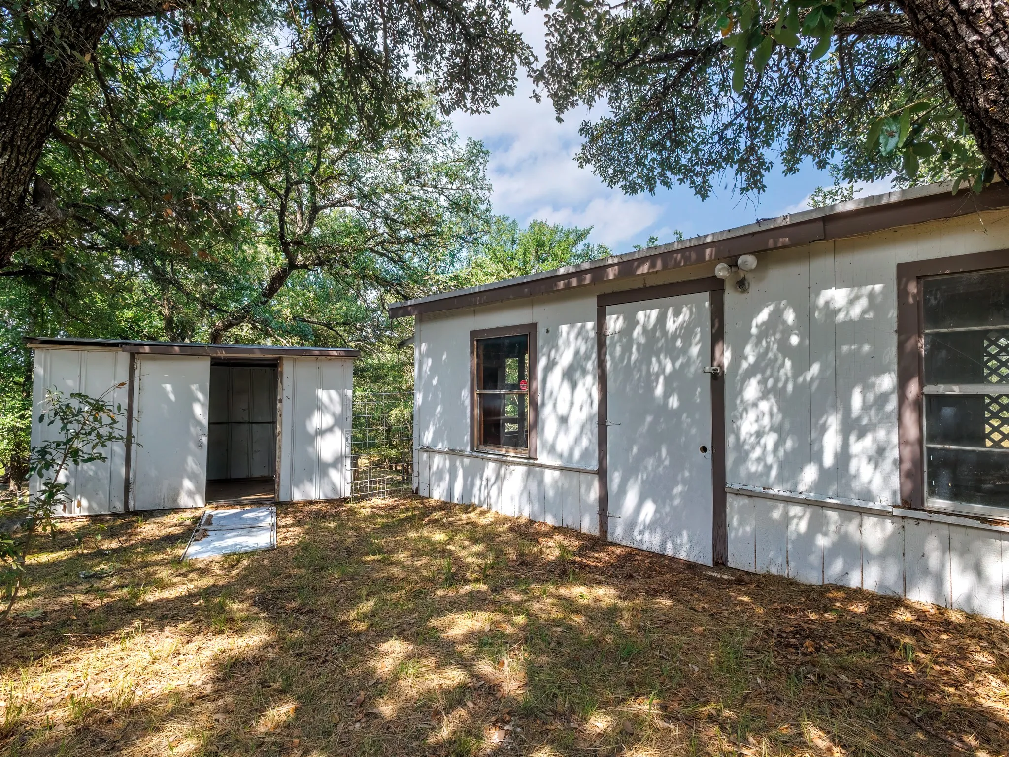 Mobile Home For Sale in Brown County , 3010 Captains Cove, May, Texas 76857, 2 Bedroom, 2 Bathroom, Garage spaces, 910 Sqft, built in 1982, mls#21289784, Real Estate Agent in May, Homes For Sale in Brown county, Homes For Sale in May, Realtor in May Texas, Real Estate Brokerage Independent Realty Texas, Luminita Cordes Realtor