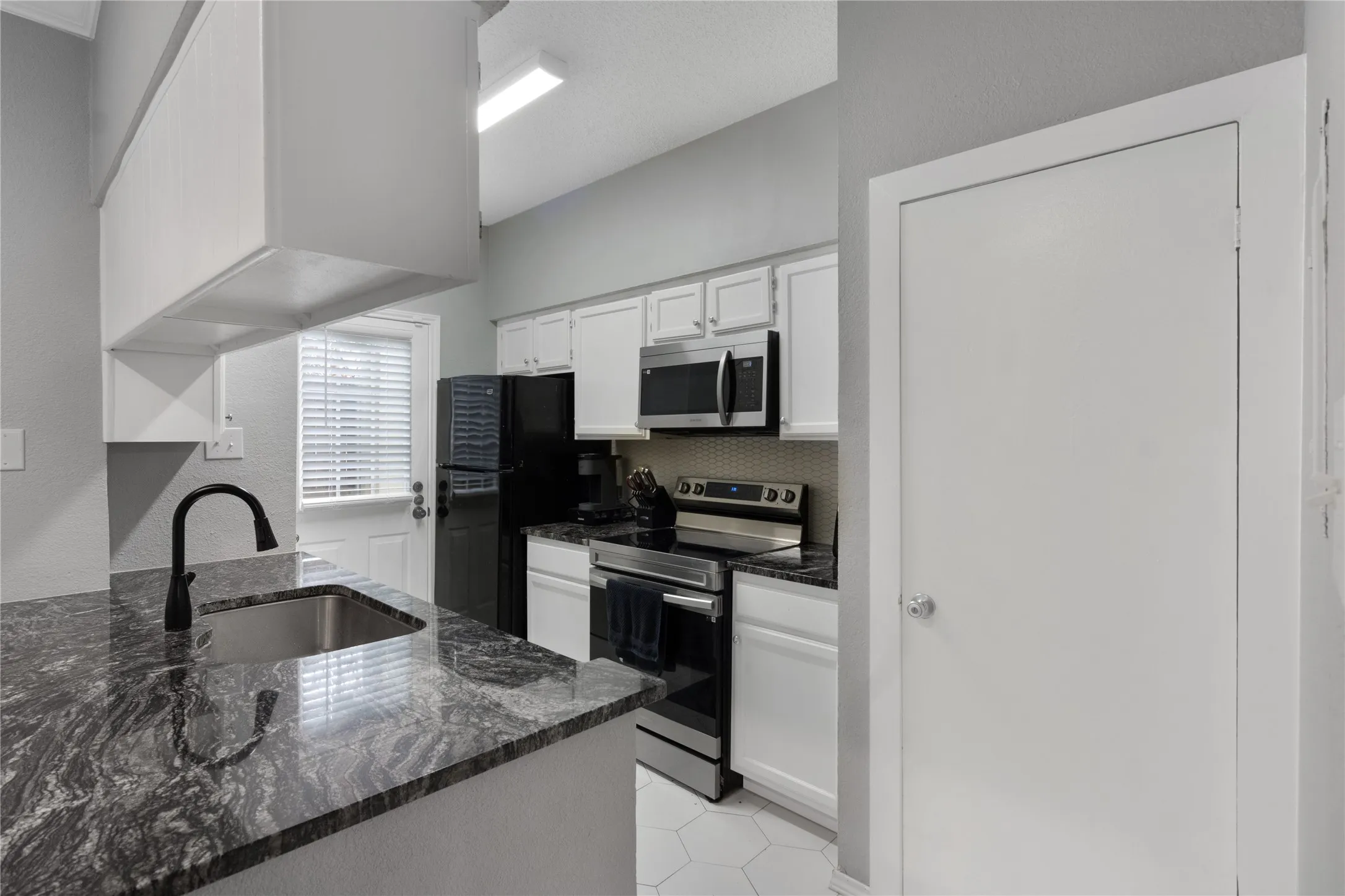 Condominium For Sale in Dallas County , 11655 Audelia Road 803, Dallas, Texas 75243, 2 Bedroom, 3 Bathroom, Garage spaces, 1,083 Sqft, built in 1982, mls#21299905, Real Estate Agent in Dallas, Homes For Sale in Dallas county, Homes For Sale in Dallas, Realtor in Dallas Texas, Real Estate Brokerage Independent Realty Texas, Luminita Cordes Realtor