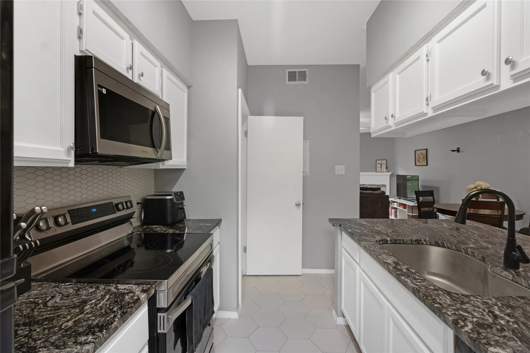 Condominium For Sale in Dallas County , 11655 Audelia Road 803, Dallas, Texas 75243, 2 Bedroom, 3 Bathroom, Garage spaces, 1,083 Sqft, built in 1982, mls#21299905, Real Estate Agent in Dallas, Homes For Sale in Dallas county, Homes For Sale in Dallas, Realtor in Dallas Texas, Real Estate Brokerage Independent Realty Texas, Luminita Cordes Realtor