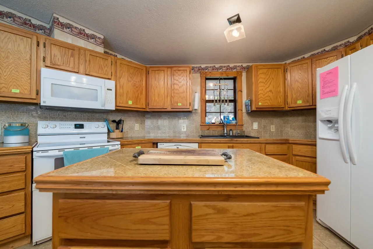 Manufactured Home For Sale in Limestone County , 1603 LCR 822, Groesbeck, Texas 76642, 5 Bedrooms, 2 Bathrooms, Garage spaces, 3,528 Sqft, built in 1999, Price $595,000, mls#21300678, Real Estate Agent in Groesbeck, Homes For Sale in Limestone county, Homes For Sale in Groesbeck, Realtor in Groesbeck Texas, Real Estate Brokerage Independent Realty Texas, Luminita Cordes Realtor